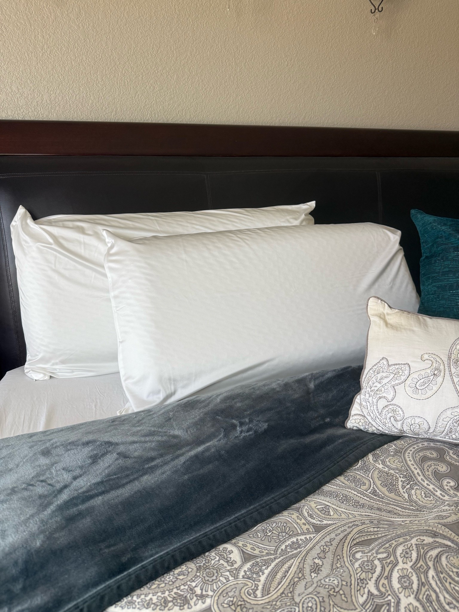 Silky cooking pillow cases @elegear_home…think heaven on earth! Soooo good! 

Available @amazon for under $22 (king set)…other colors & sizes too.