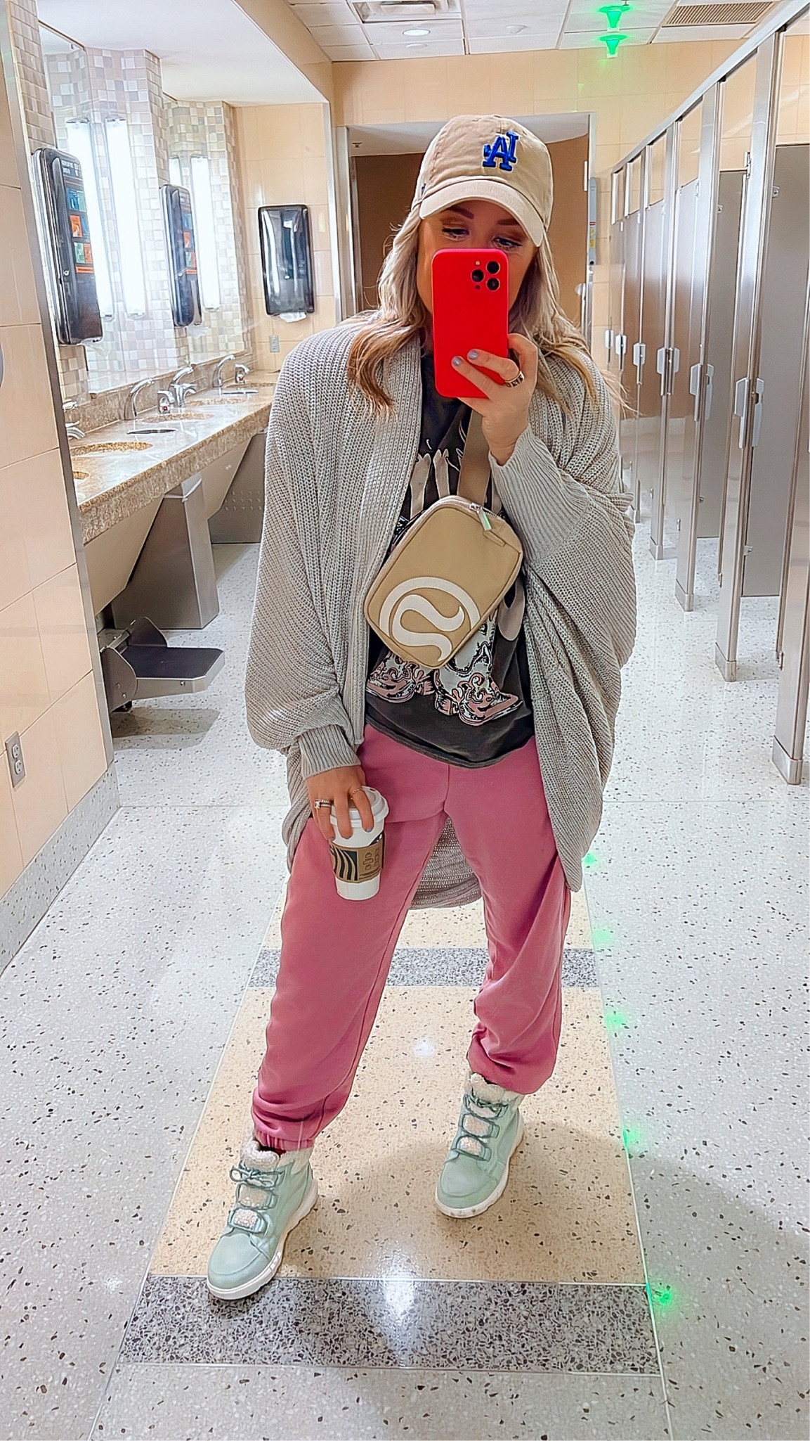 Travel casual comfy lounge outfit 