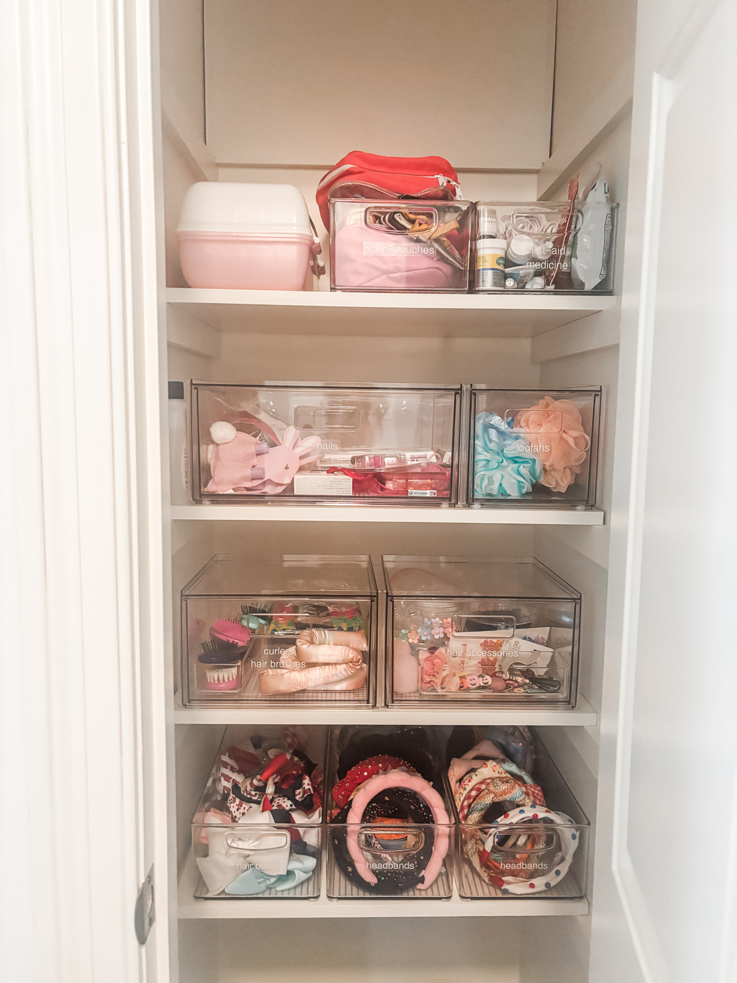 Using a mix of acrylic bins and drawers in bathroom closets creates the perfect organizing solution for hair and beauty products. They're clear so you can see what you need, the drawers are functional and can be stacked, and the bins are perfect for things like headbands!

Let us know if you want some organizing help in your bathroom! You know you need it... 😘 

 