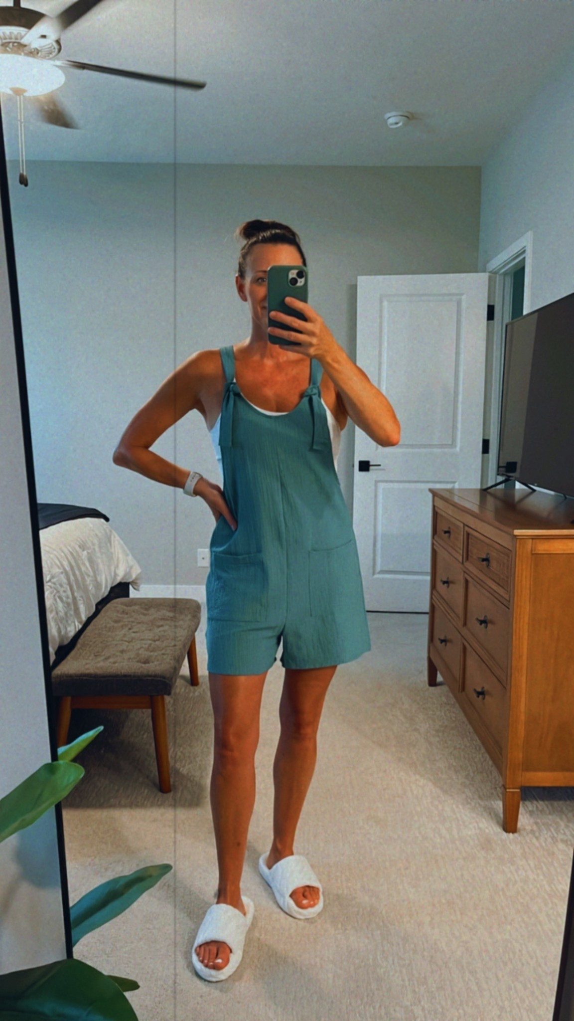 Click to see how amazing the price is on this! This romper is so comfy and I get compliments on it every time I wear it. 
Summer outfit, mom style, casual outfit, resort look