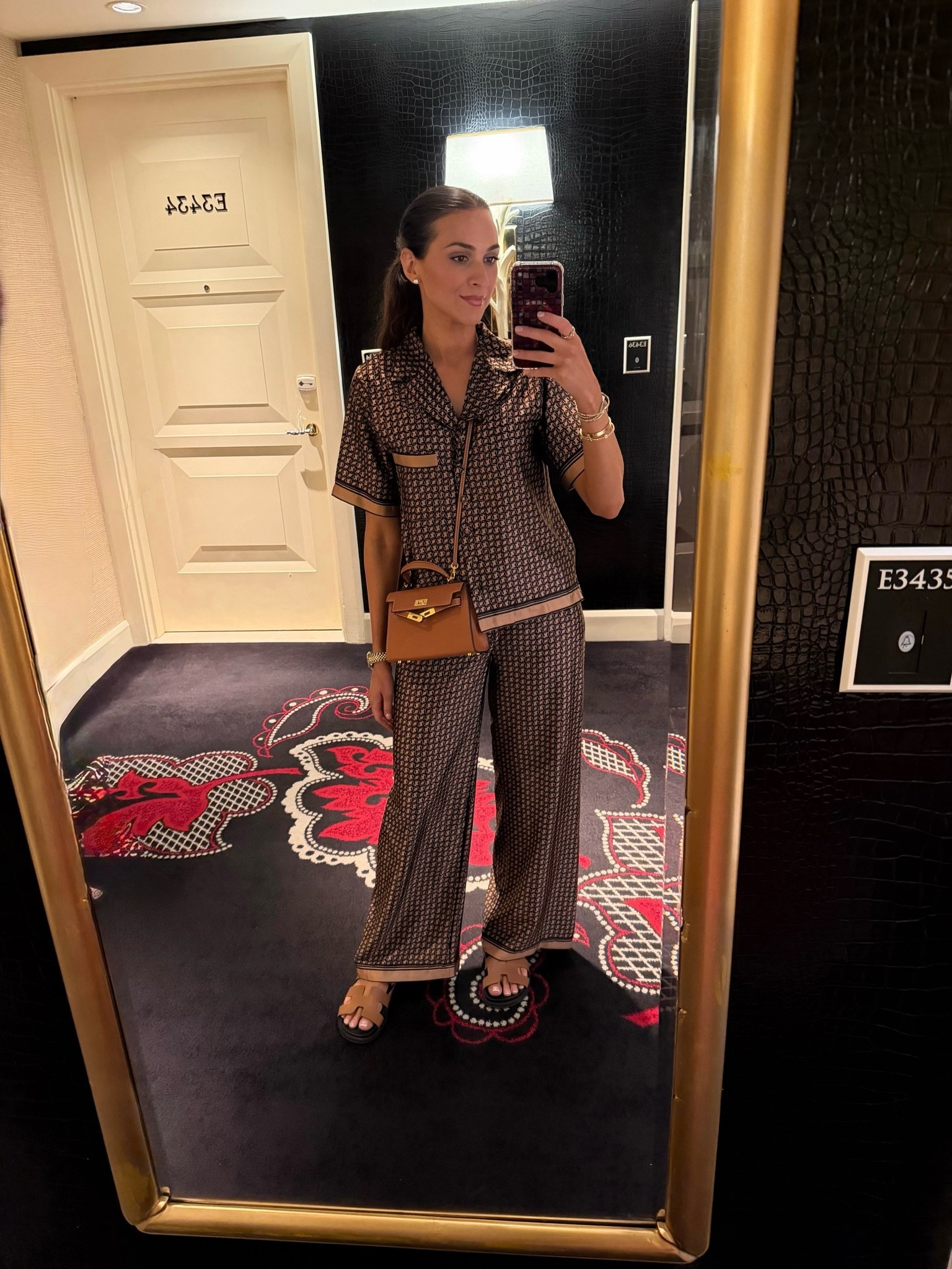 Matching set kind of day 🤎 Effortless, polished, and so easy to wear from errands to dinner. Obsessed with the relaxed fit + classic print. Styled with my go-to mini bag and comfy slides.

This exact set is no longer available, but I’ve linked it in another color and a few similar options.

#LTKootd