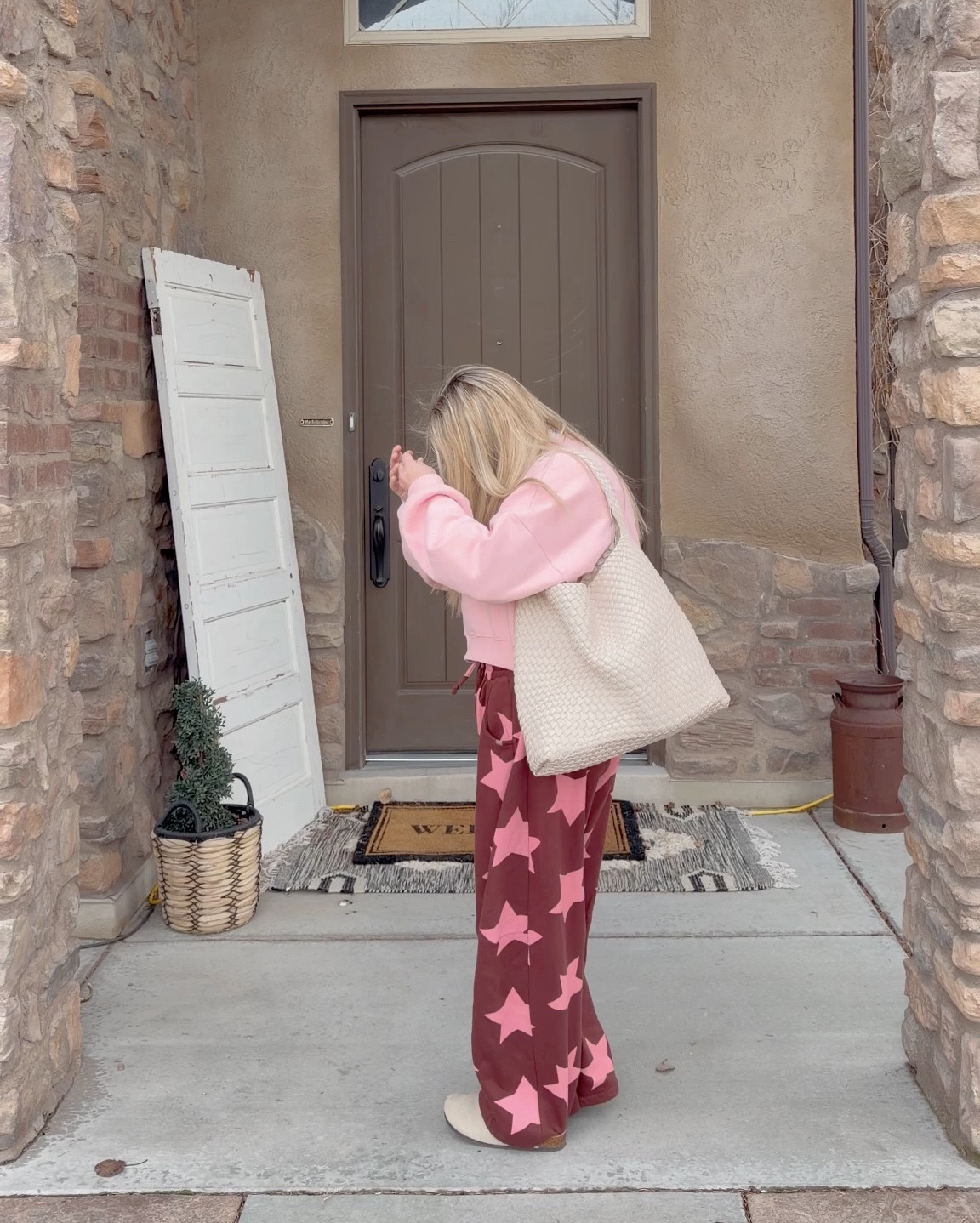 👋🏻still over here in sweats! my favorite kind- barrel! my too is almost sold out but the salmon quarter zip from old navy would be so cute with these!
.
#barrelsweats #patternedsweats #starsweats #momstyle #momlife #momfashion #casualchic #comfyootd 

#LTKActive #LTKOver40 #LTKootd