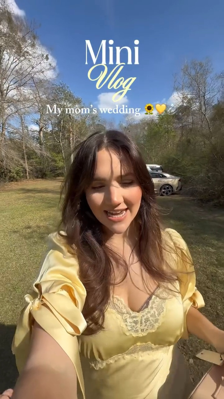 My sweet mama 😭 what was supposed to be just the 2 of them (with the pastor) quickly turned into us daughters helping give her the wedding she never had 🥹🤪 she got her a godly man!!!