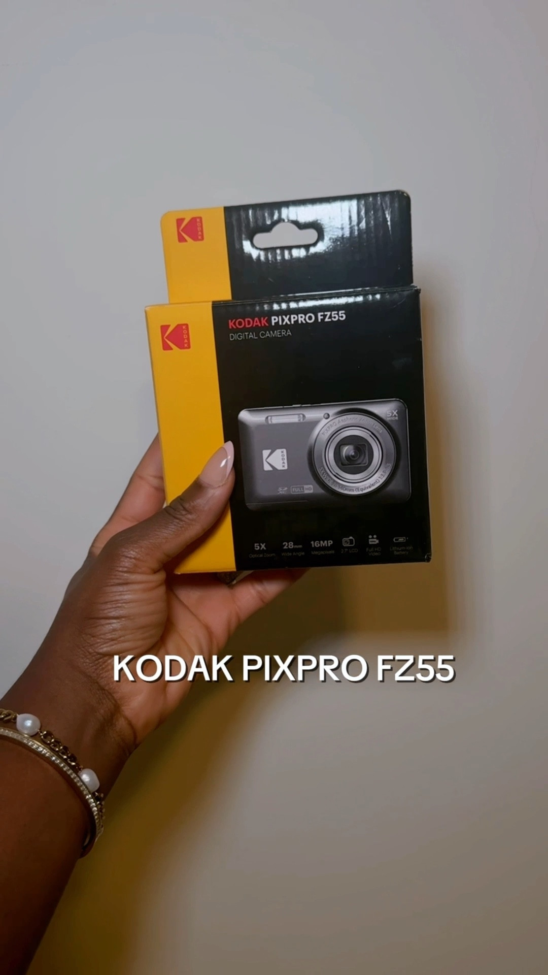 The perfect small, compact digi cam. I love taking this with me on a night out. 📸
