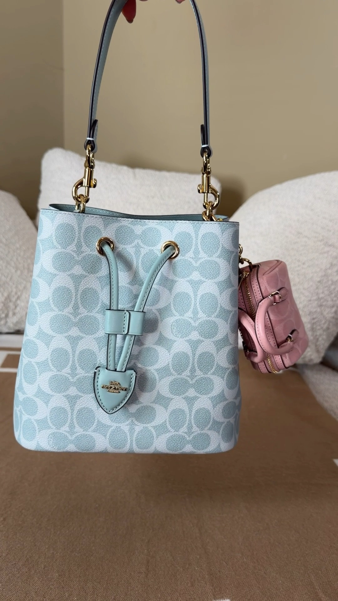 Unboxing the newest Coach Outlet Rowan bucket bag 😍 it’s been sold out but I linked other blue jacquard prints and Rowan bucket bags so you can check back for restocks 💙 Comment SHOP & I’ll dm you the links 💙

Coach outlet blue jacquard print Rowan bucket bag coach 5/27 outlet drop