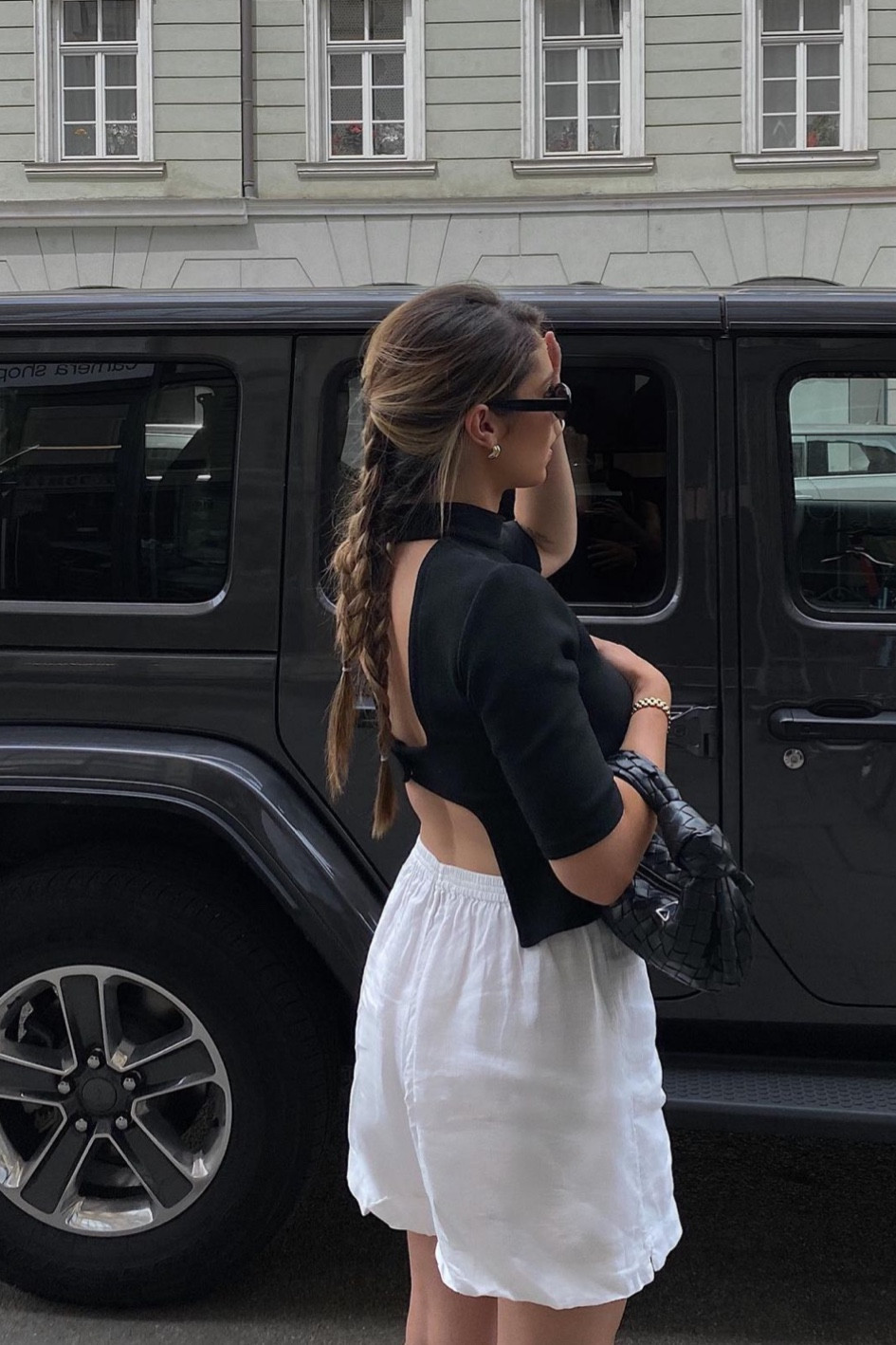 top maille noir, top manches mi longues dos nu, teeshirt dos nu noir, short long en lin blanc, short lin mélangé, sac Jodie mini en cuir noir, mini sac Bottega Veneta, petit sac noir, lunettes de soleil ovales, lunettes de soleil noires

#LTKunder50 #LTKstyletip #LTKFind