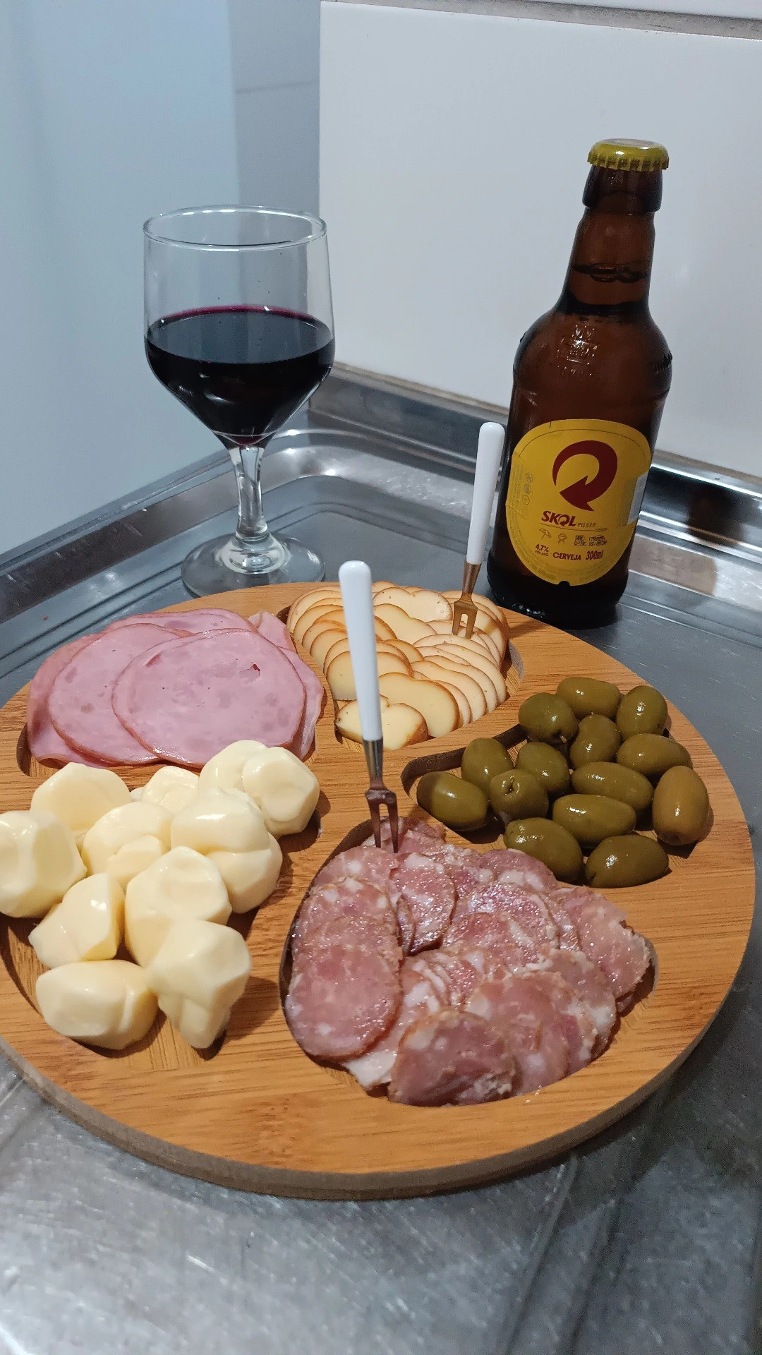 Encerrando o nosso domingo com uma tábua de frios. Cada um com sua bebidinha.

#LTKbrasil #LTKhome #LTKfamily