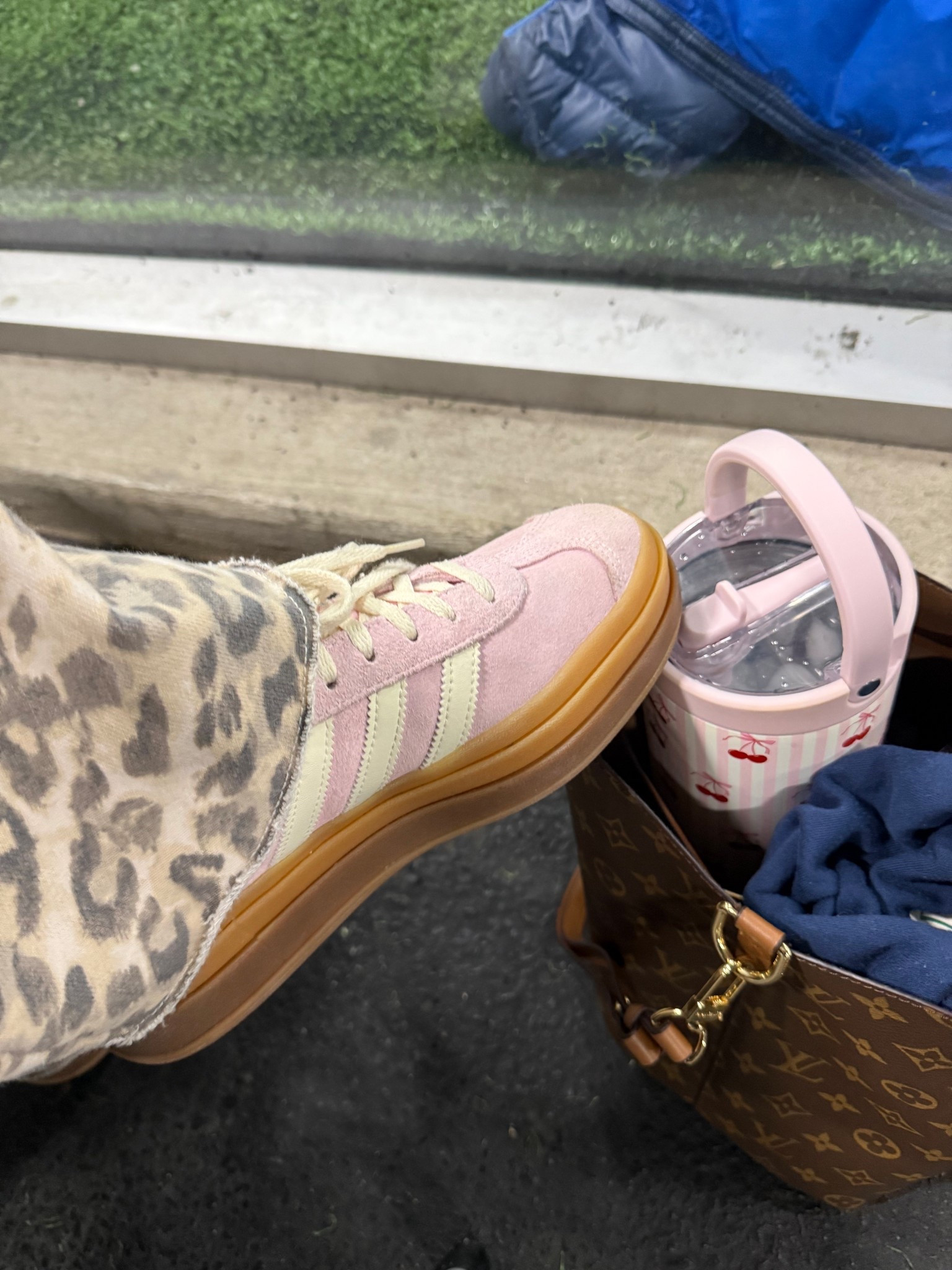 soccer Saturday fit check ⚽️ 

Wearing a small in these pants - they are so comfy 🐆 

#LTKdayinmylife #LTKootd #LTKmomlife