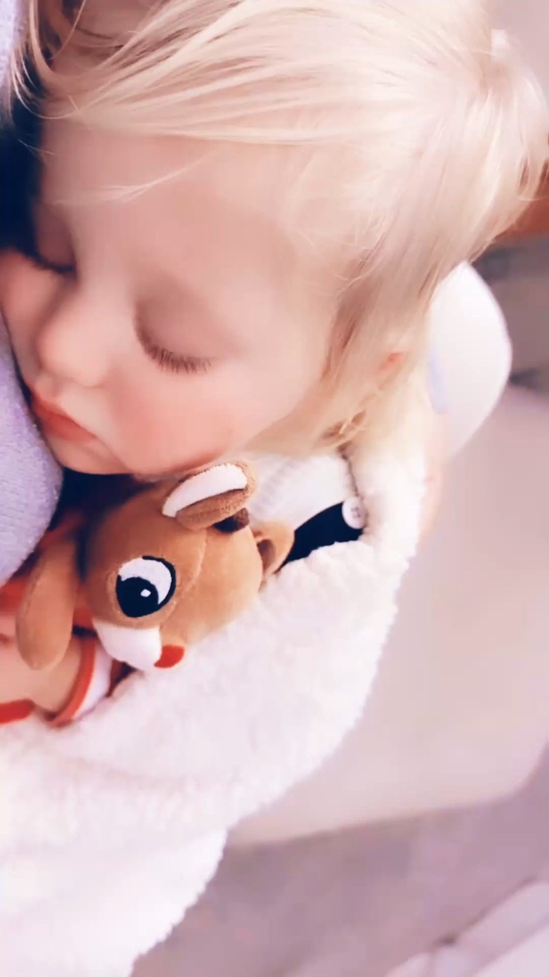 Oh there’s just nothing better than a sweet snuggly Santa baby 🎅🏻👶🏼 cuddling his whittle Rudolph 🦌❤️ - be still my heart y’all!! 🥰✨