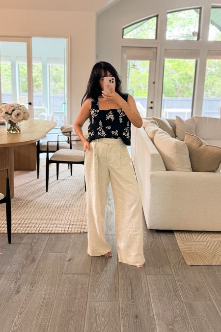 My favorite linen pants from Abercrombie wearing size 26 in pants and small in top

Spring outfit, vacation outfit