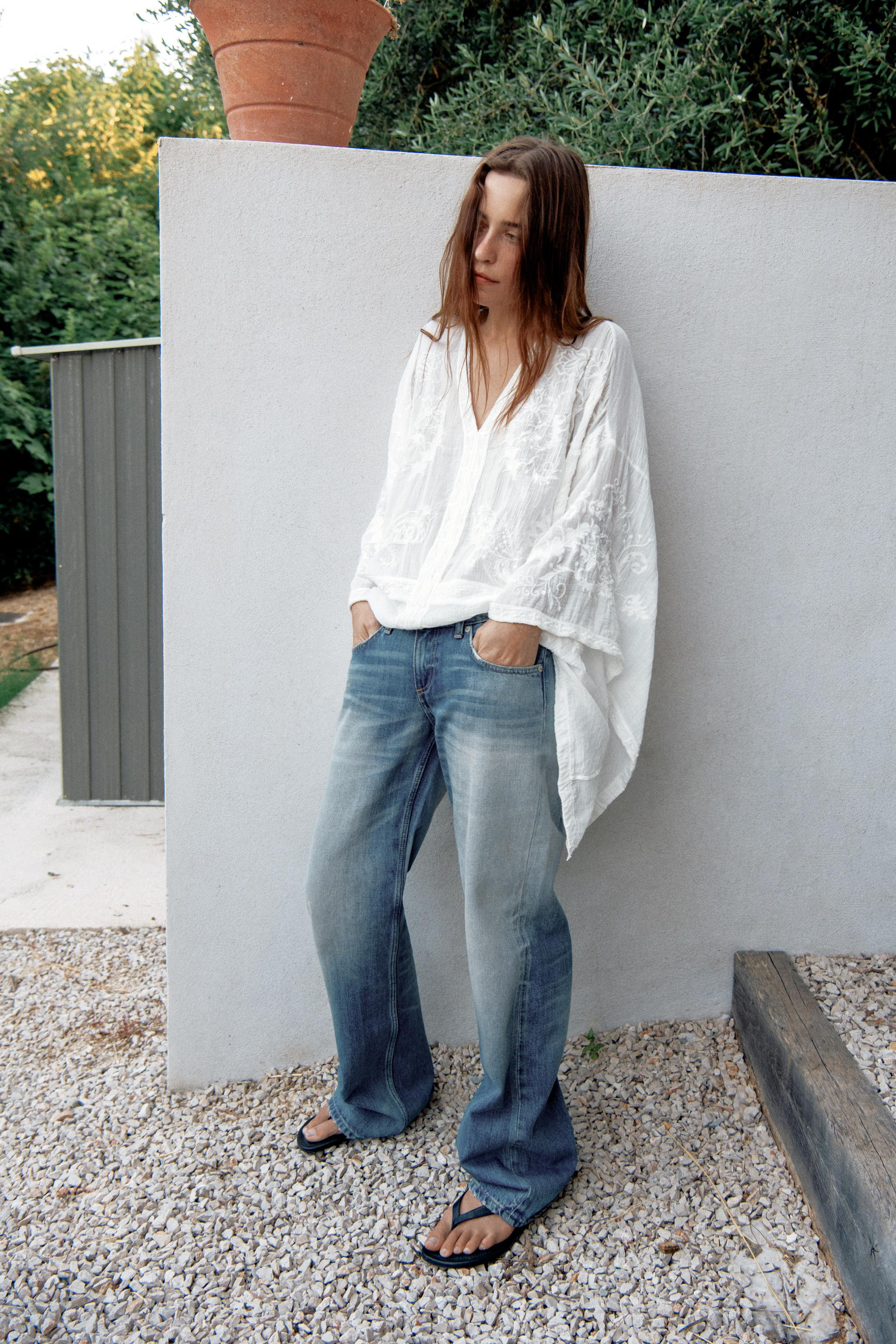Model height: 173 cmZARA WOMAN COLLECTIONBlouse with main fabric made from cotton yarn. V-neck an... | Zara IT