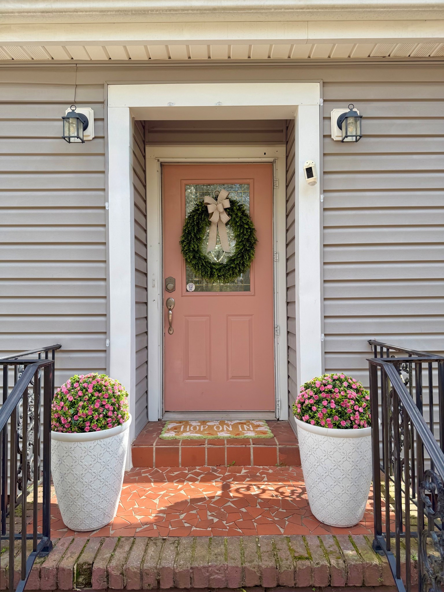 Front porch refresh since it’s 80 degrees out today ☀️ 
