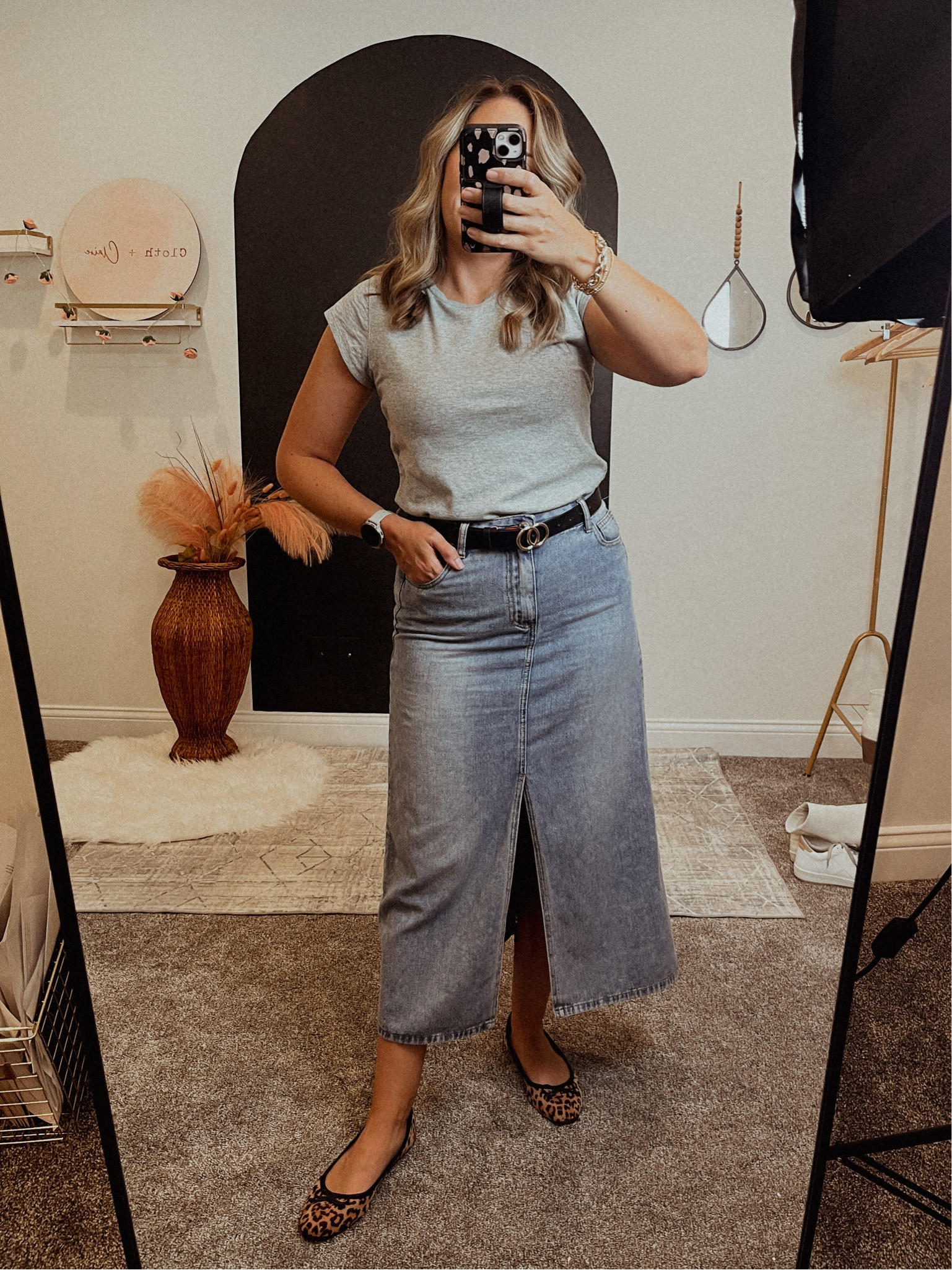 grey tee, denim skirt, leopard flats and a black belt

#LTKFindsUnder100 #LTKFindsUnder50 #LTKStyleTip