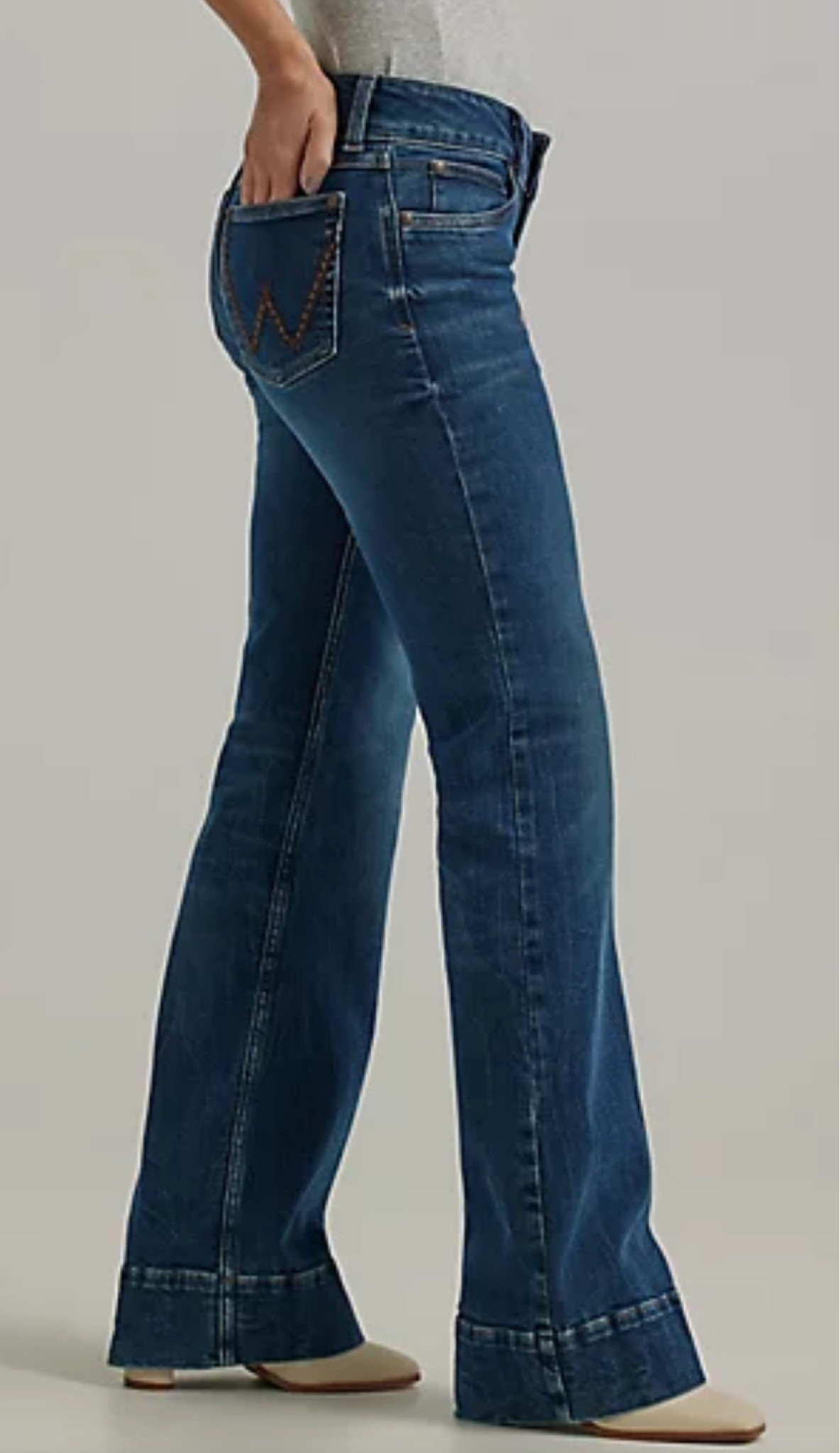 Love the cut/hem of these wranglers! 

Lainey Wilson X Wrangler 

#LTKSpringSale