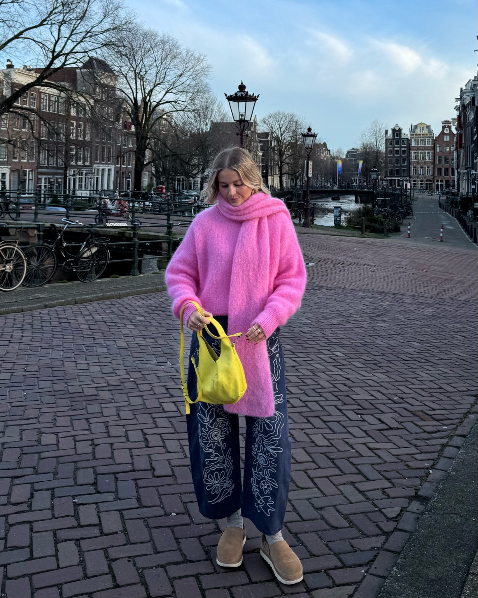 Cosy winter outfit idea!

Pink knit& scarf: Surprise Paris (T4)
Jeans: free people (27W regL)
Yellow bag: Parfois
UGG clogs 



#LTKwinter #LTKeurope #LTKuk