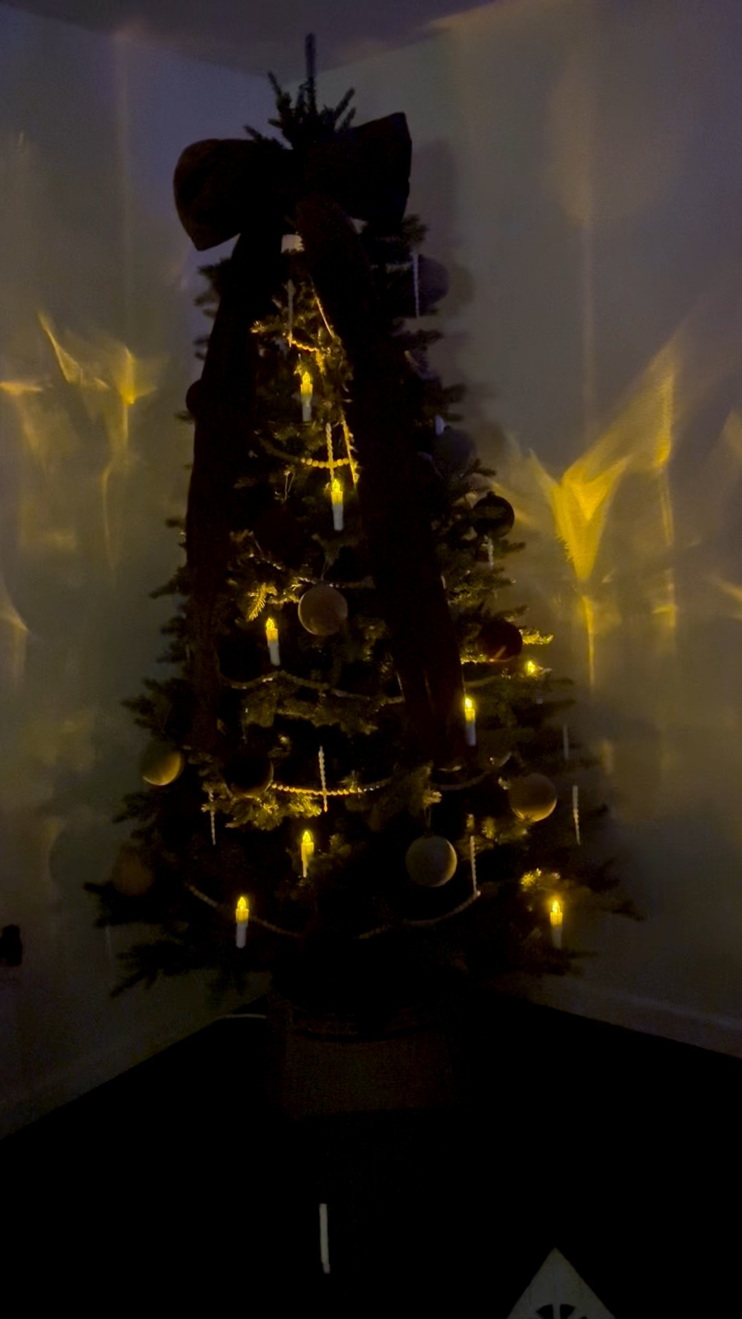 These lights are soooo pretty 😍 #christmas #tree #christmastree #holidaytime #christmastime #christmasdecor 