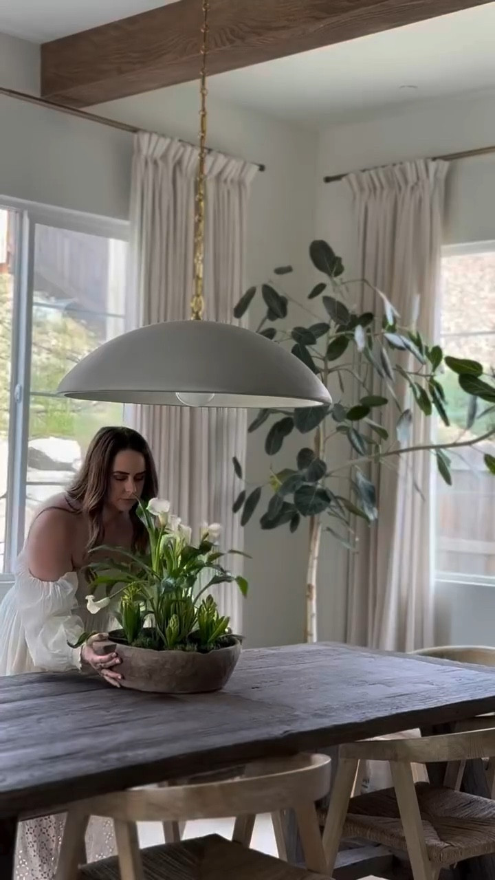 Comment SHOP & FOLLOW along and I’ll send you the links to my home!🌿

I love doing real live florals in the house, that way I don’t have to switch them out all the time and they last all season! Instant mood boost!😍

https://liketk.it/59b2S

#cozyhome #springblooms #springarrangement #gardening