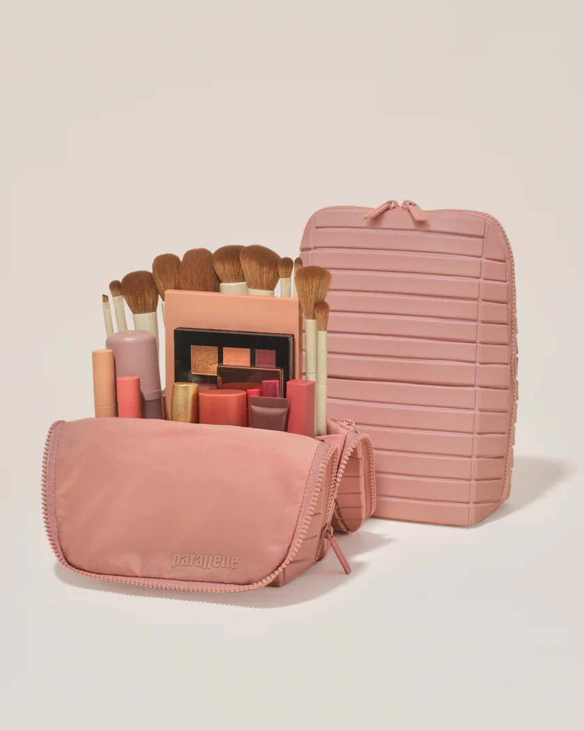 the small blush traveller | Parallelle