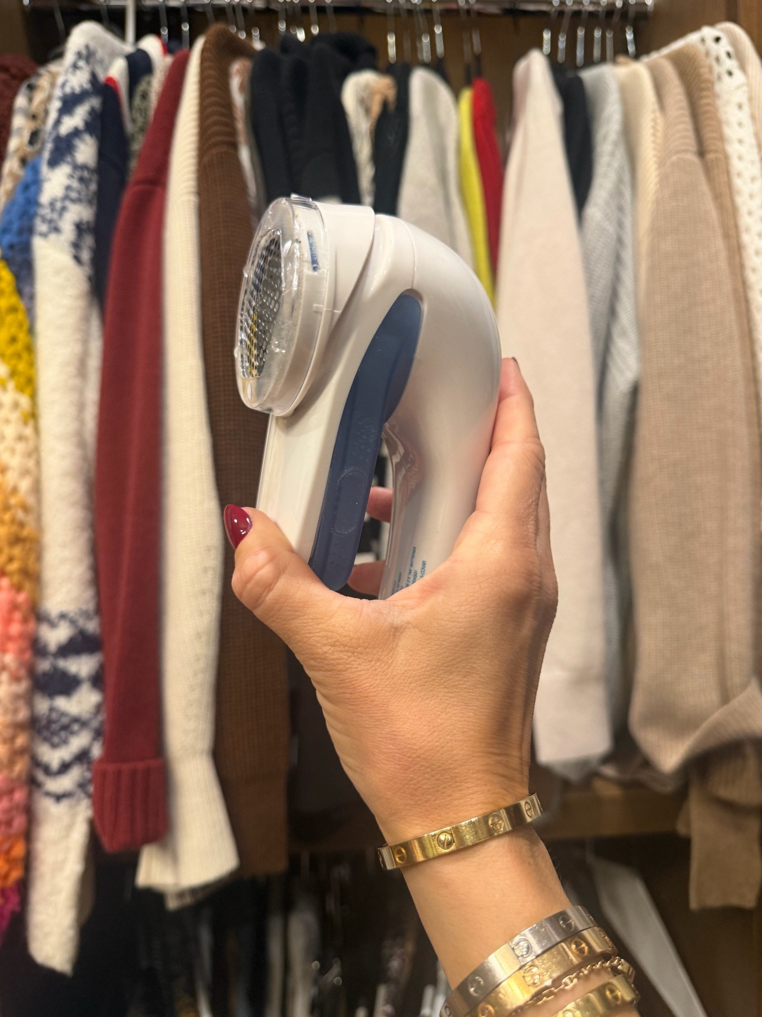 A MUST HAVE tool as sweater weather arrives! Fix up your existing sweaters for just $8. Thank me later. 🧶