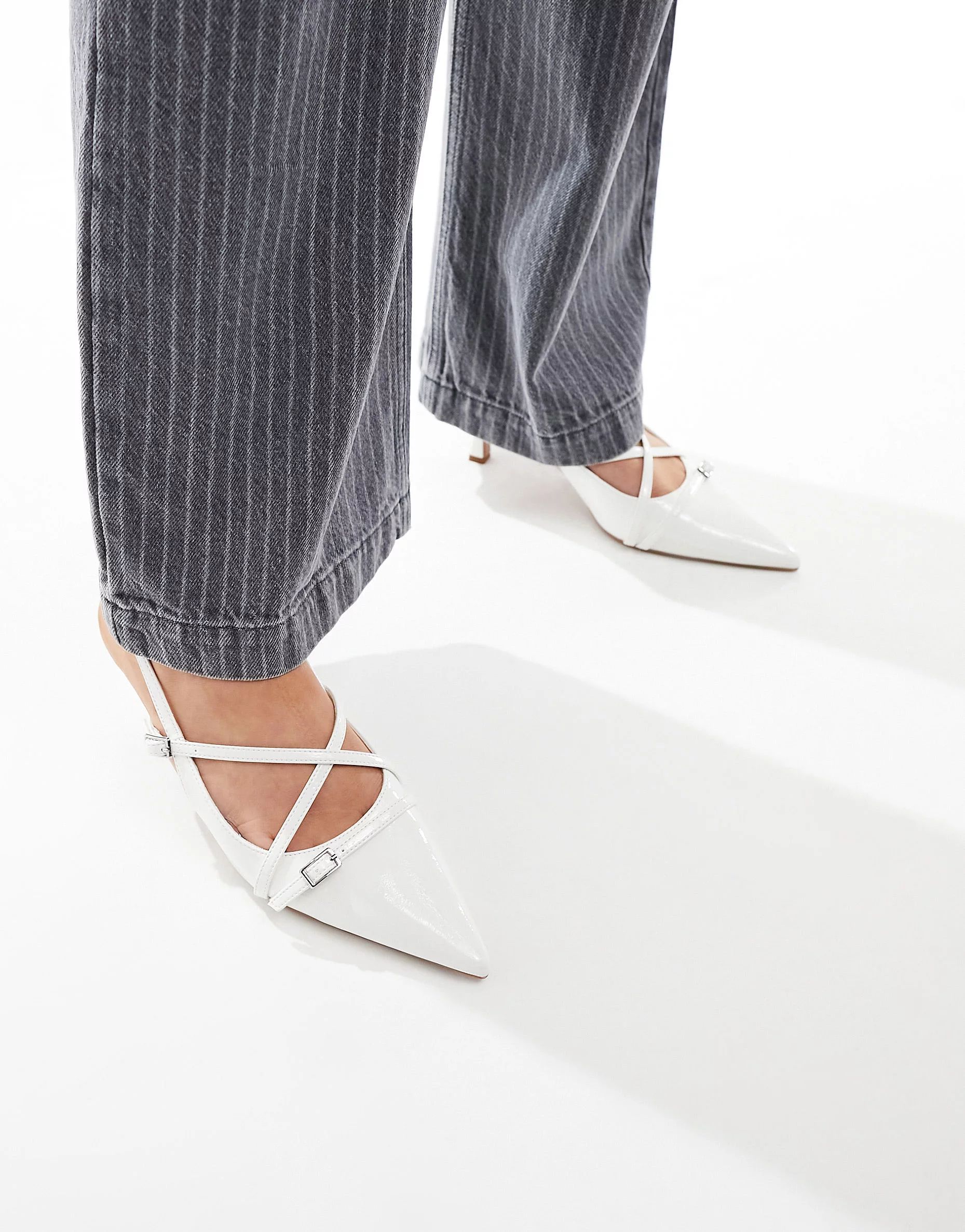 ASOS DESIGN - Scottie - Chaussures à talon mi-haut et détail boucle - Blanc cassé | ASOS (Global)
