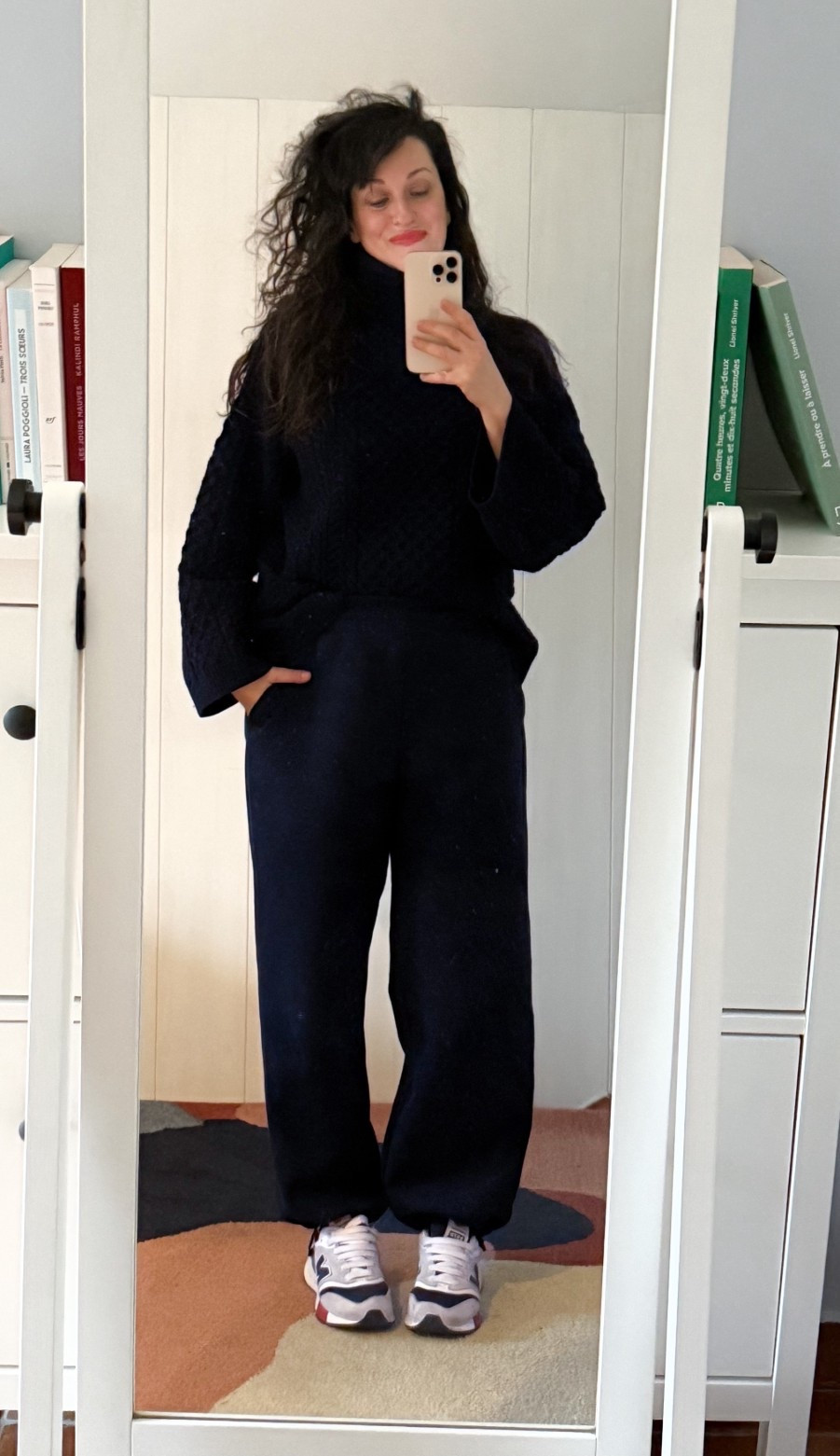 . Pull à col roulé bleu marine #arket (similaire, en lien) 
. Jogging bleu marine #uniqlo (en lien) 
. Runnings U997R #newbalance (en lien)
. Rouge à lèvres "allure velvet" #chanel (en lien)

#LTKfrance #LTKeurope #LTKwinter