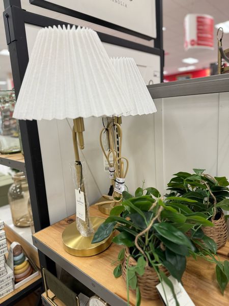 Adorable pleated desk lamp & hanging faux plant! Perfect for a girls room 🎀

Target, hearth and hand, desk lamp, office lamp, faux, greenery, fake greenery

#LTKSeasonal