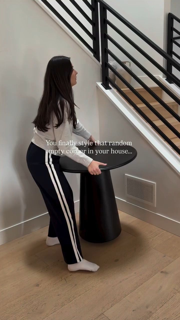 I’ve struggled with this empty space, I’ve tried so many different things here but nothing has worked—Instead of leaving this space blank I’ve decided to try this simple formula: 

Small accent table 
Oversized statement vase 
One decorative piece 
A foot stool or chair for seating/ layering. 

Instantly makes the sauce feel styled and intentional 

✨ save this for that next awkward corner in your house