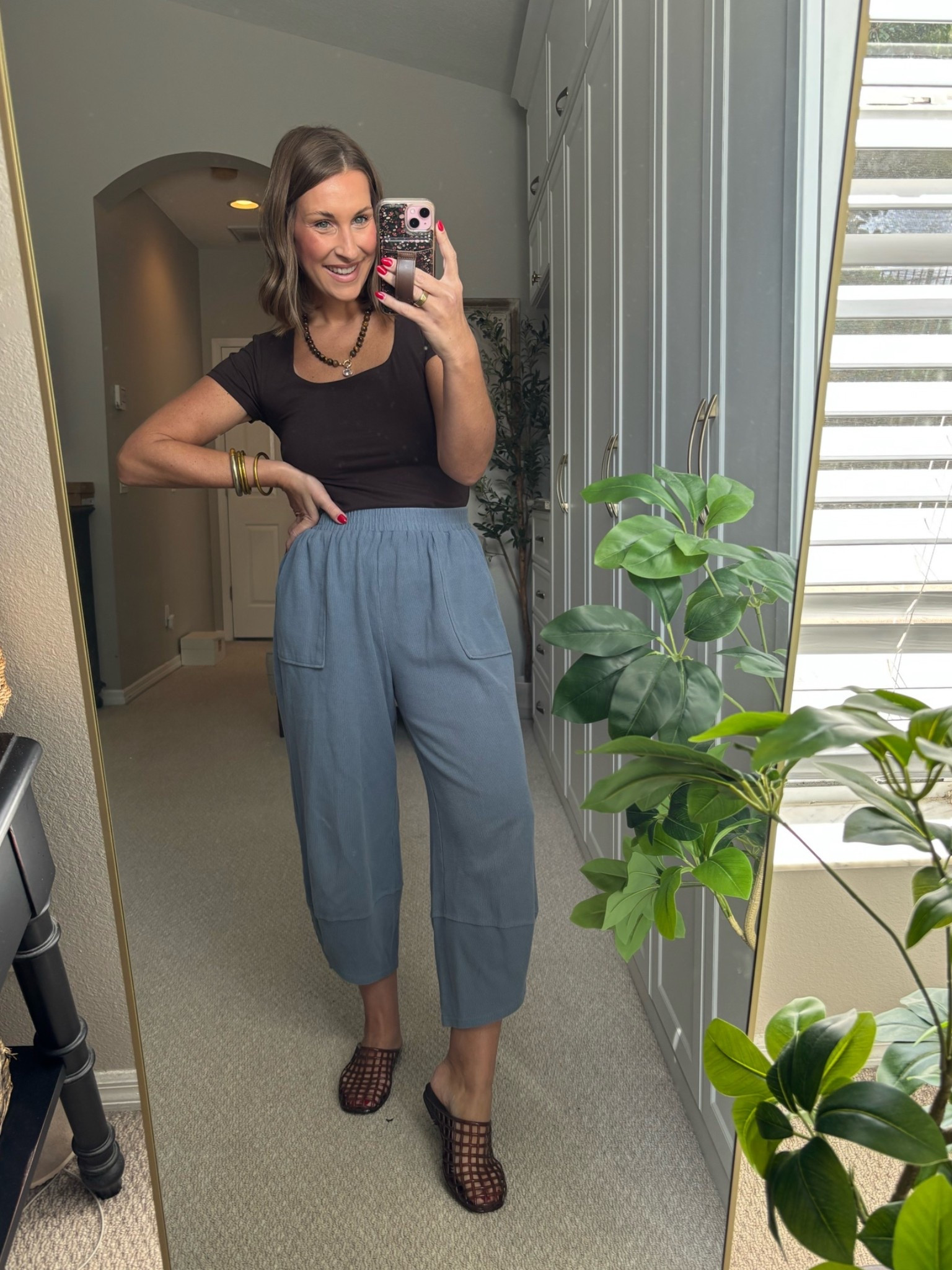 Weekend comfy chic is what I’ll call this! You know I love these jogger pants so much 🤎🩵

TTS