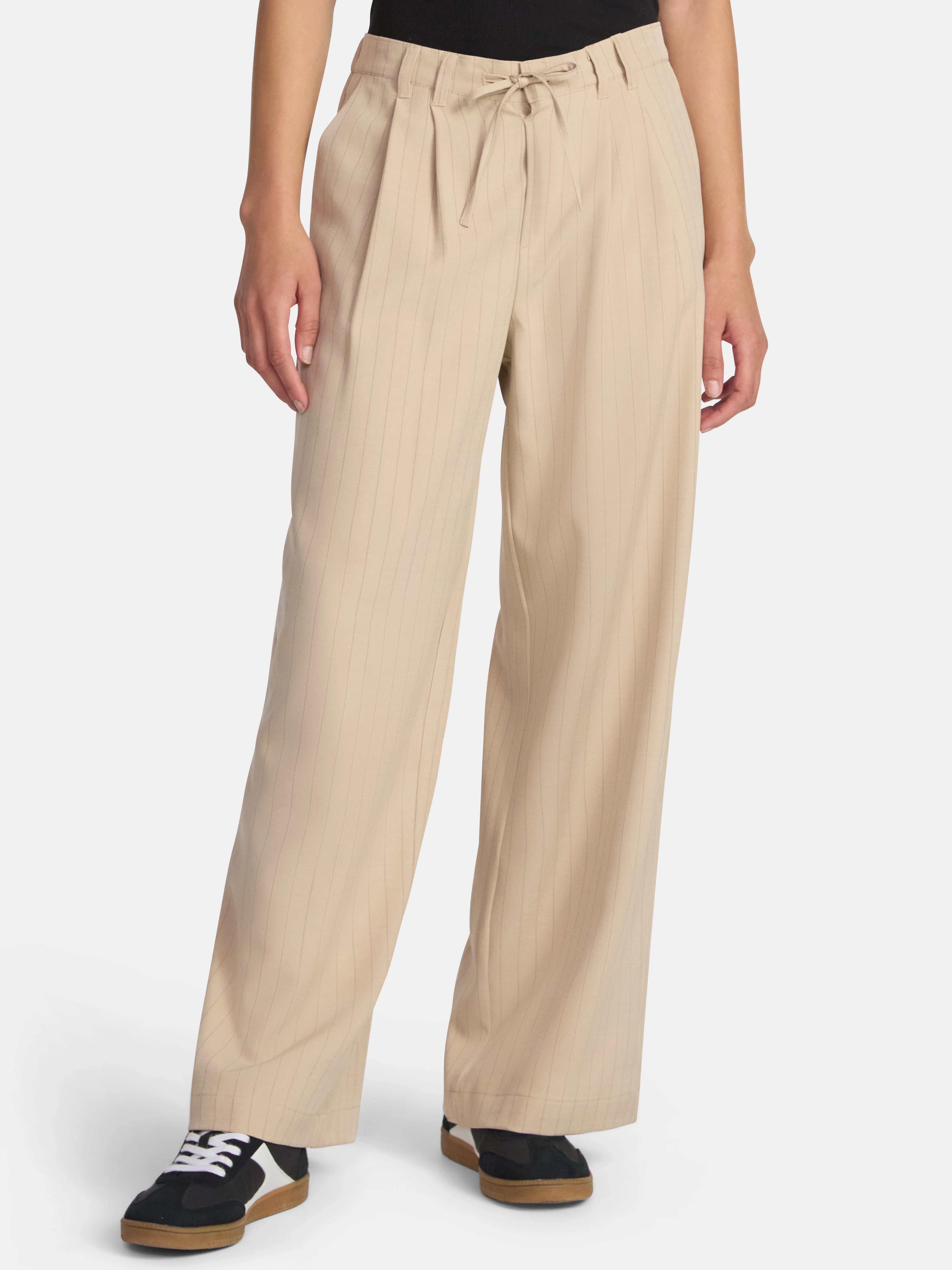 No Boundaries Pleat Wide Leg Trousers, 31" Inseam, Women's | Walmart (US)