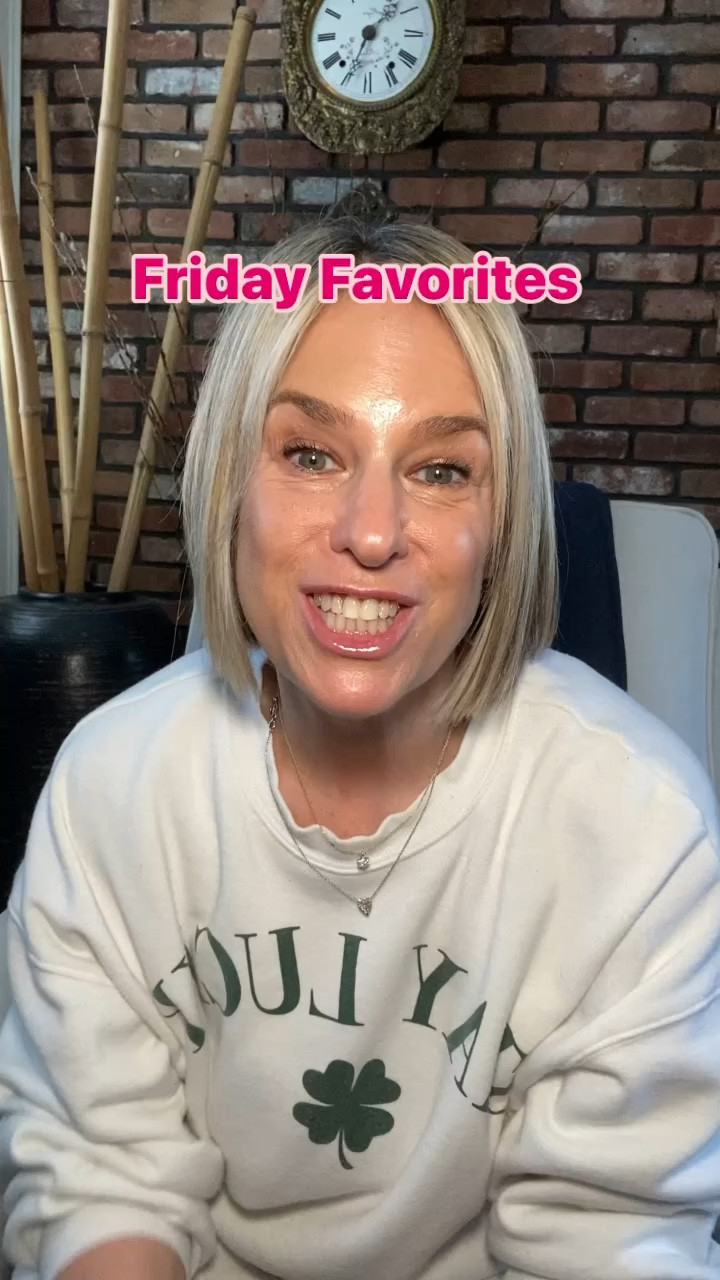 This week’s Friday favorites are my comfy basics. My favorite sweatsuit, sneakers and lip treatment. Shop these comfy basics  

#LTKover40