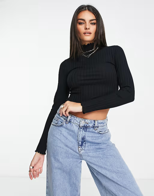 ASOS DESIGN – Geripptes Oberteil in Schwarz mit gekräuseltem Saum und figurbetonter Passform | ASOS (Global)