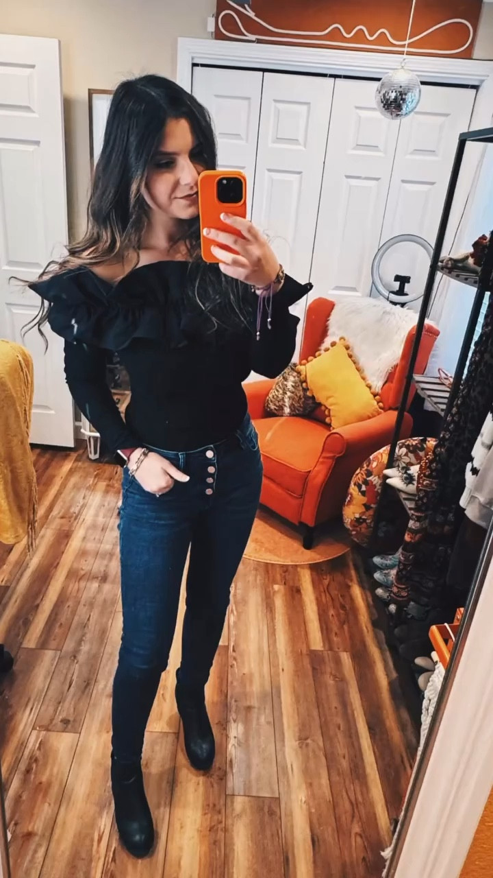 Describe your go-to style in 3 words 👇🏻

*I’ll go first

- Chic 🎀💄 
- BoHo ✌🏻🧡
-Creative 🎨✨

#styleblogger #whatsyourstyle #stylestory