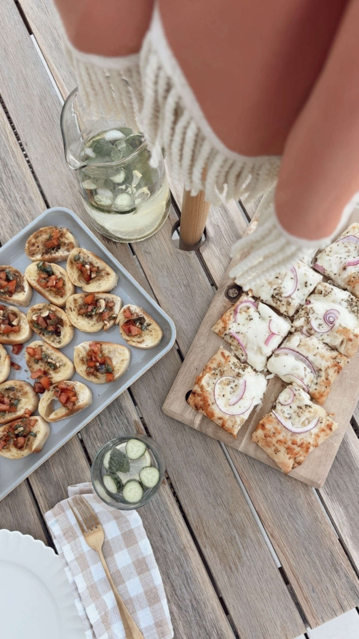 Linked our outdoor dining table, patio umbrella and some favorites for dinner el fresco.