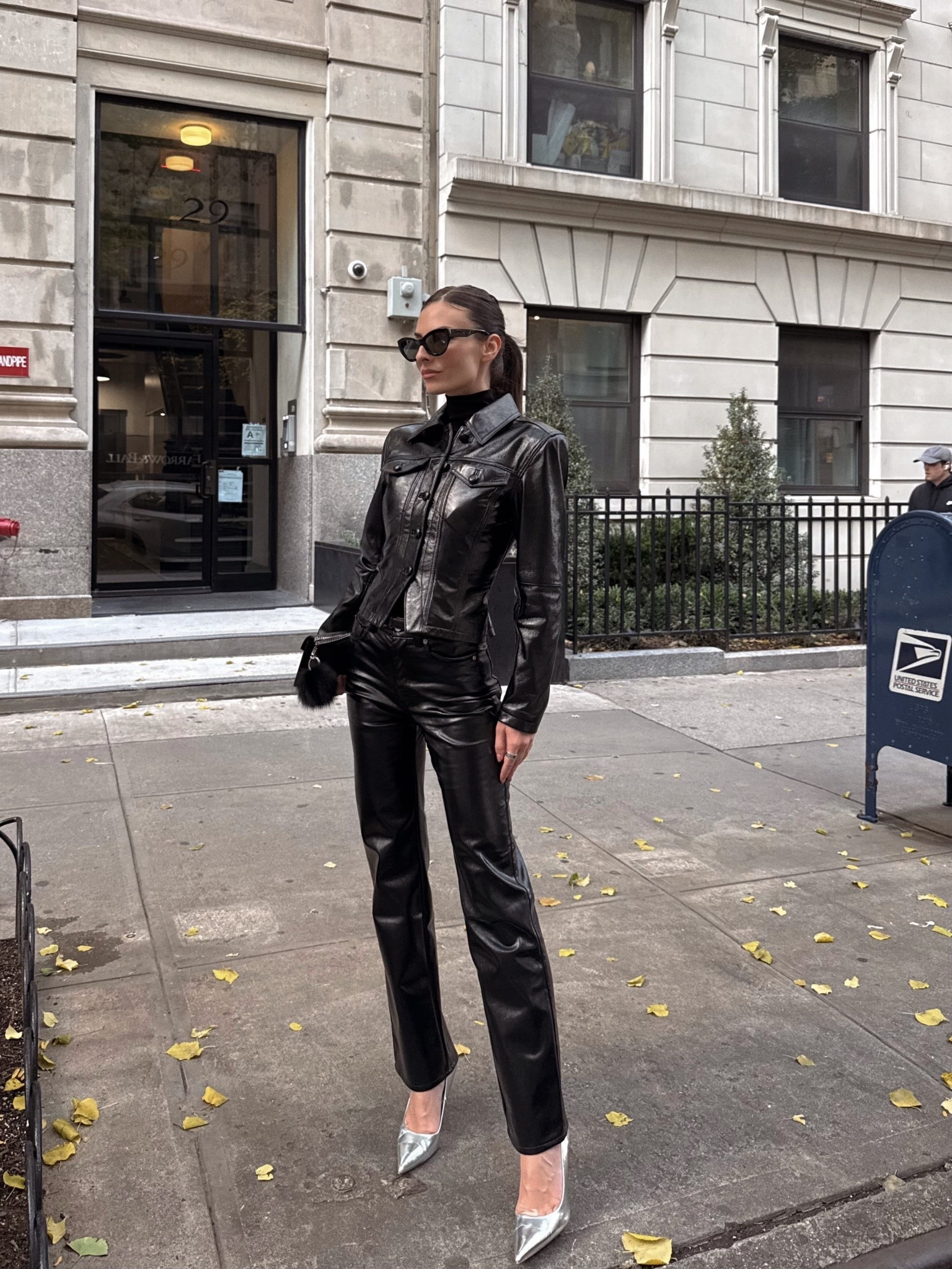 Pants: old HM
Shoes: old Zara 
Affiliate Links 🖤