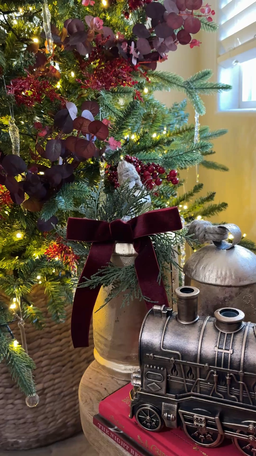 Cozy Christmas corners 🎄🕯️

#LTKHome #LTKHoliday #LTKSeasonal