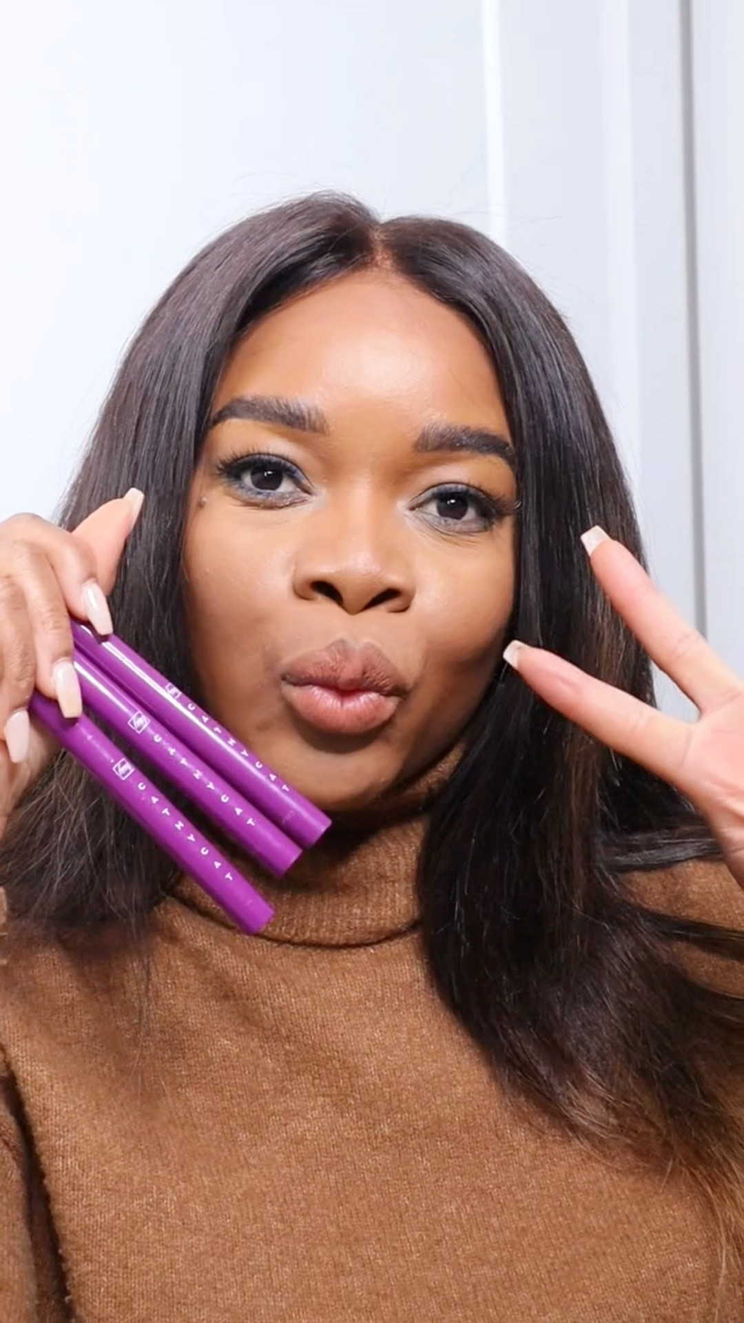 Happy New week! 

#AvonInsiderGiftedMe with these easy to use #90sinspiredEyeShadowSticks from @avoninsider. It was so quick and easy to use. Prefect for the on the go gal! 

#5minuteMakeup #EasyMakeupTips #Makeup #MakeupForBeginners