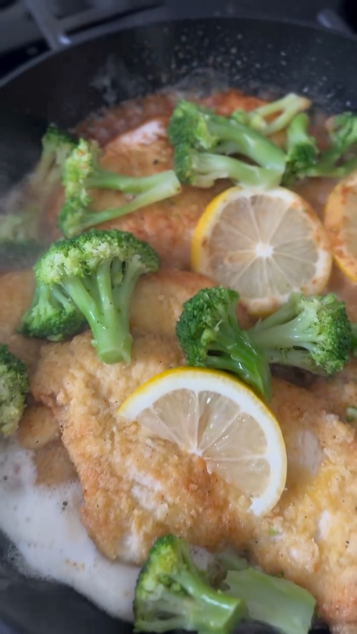 A quick, simple dinner: 𝑪𝒉𝒊𝒄𝒌𝒆𝒏 𝑭𝒓𝒂𝒏𝒄𝒆𝒔𝒆𝒔

• After mixing chickpea flour, grated cheese, and S&P, dredge your thinly sliced chicken cutlets and fry in your choice of oil. I always use olive oil—and no, it doesn’t spoil when you cook at a high temp!
• When cutlets are done, place back in frying pan and add your broccoli, a tablespoon of butter, lemon slices, and some white wine. You all know I eyeball this, so add as much, or as little, as your heart desires. 
• Let reduce, and then that’s that! Buon appetito, fam!

***This was my first time using my new @zylissofficial nonstick frying pan and I absolutely love it! As you all know, I’m very particular with my cookware, but this is a gem! To shop, click the link in my bio (and stories/story highlights!)***

#CookWithMe #Recipes #Recipe #Dinner #DinnerInspo #ChickenRecipes #HealthyFoods #HealthyDiet #FYP #Explore #Discover #Reels #Food #Cook