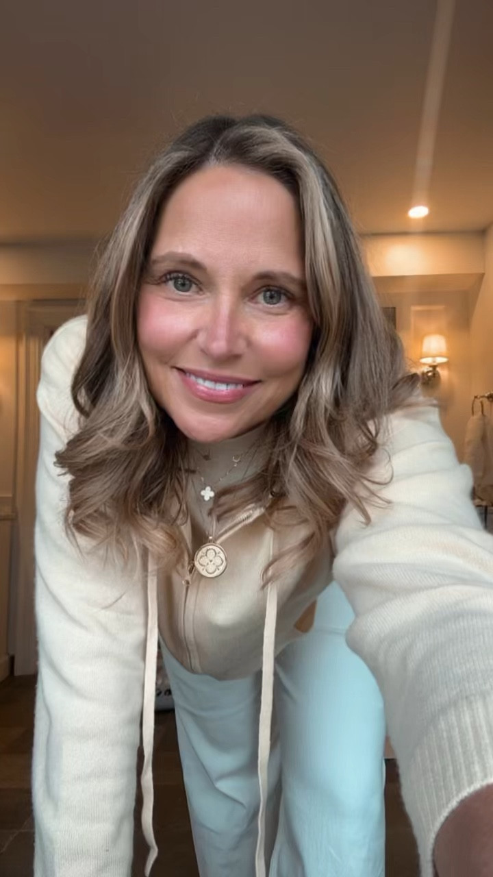 Sooo good and buttery soft! This is an easy outfit for a walk, coffee with friends, running errands or school pickup. Whatever it is, it will be done in cute comfort! s

#LTKMidsize #LTKOver40