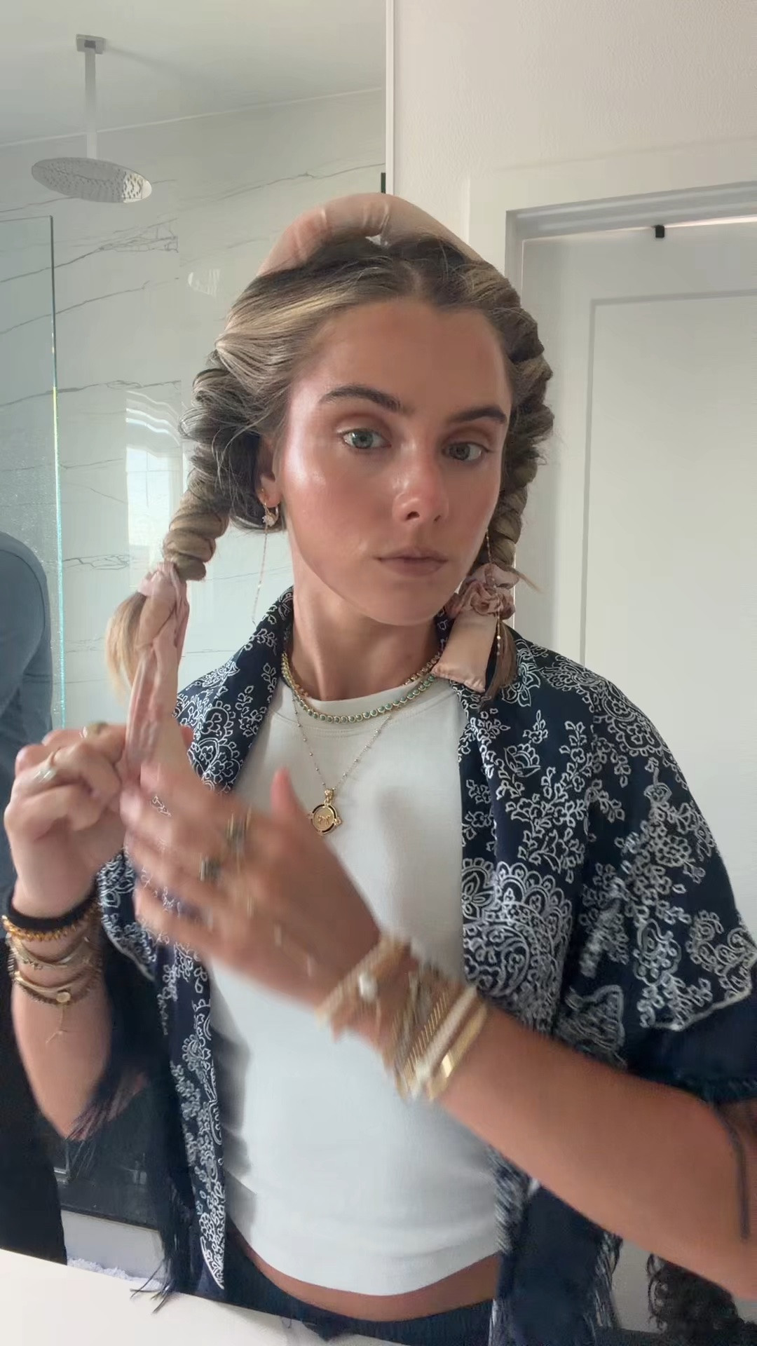 heatless overnight curls from start to finish !!! the same tutorial I follow every single night for volume and curls 😇 things to pay attention to: pushing up at the end to get tight curls, always sleep with bonnet, switch up the curl method at the bottom once equal amount of hair are left what’s wrapped vs what’s left, takes all of 3 minutes tops, no products necessary, always dry hair. 

#heatlesscurlstutorial #heatlessovernightcurls #overnightcurlstutorial #noheatcurlstutorial #heatlesscurlshack @kitsch

#LTKgrwm #LTKBeauty #LTKCon