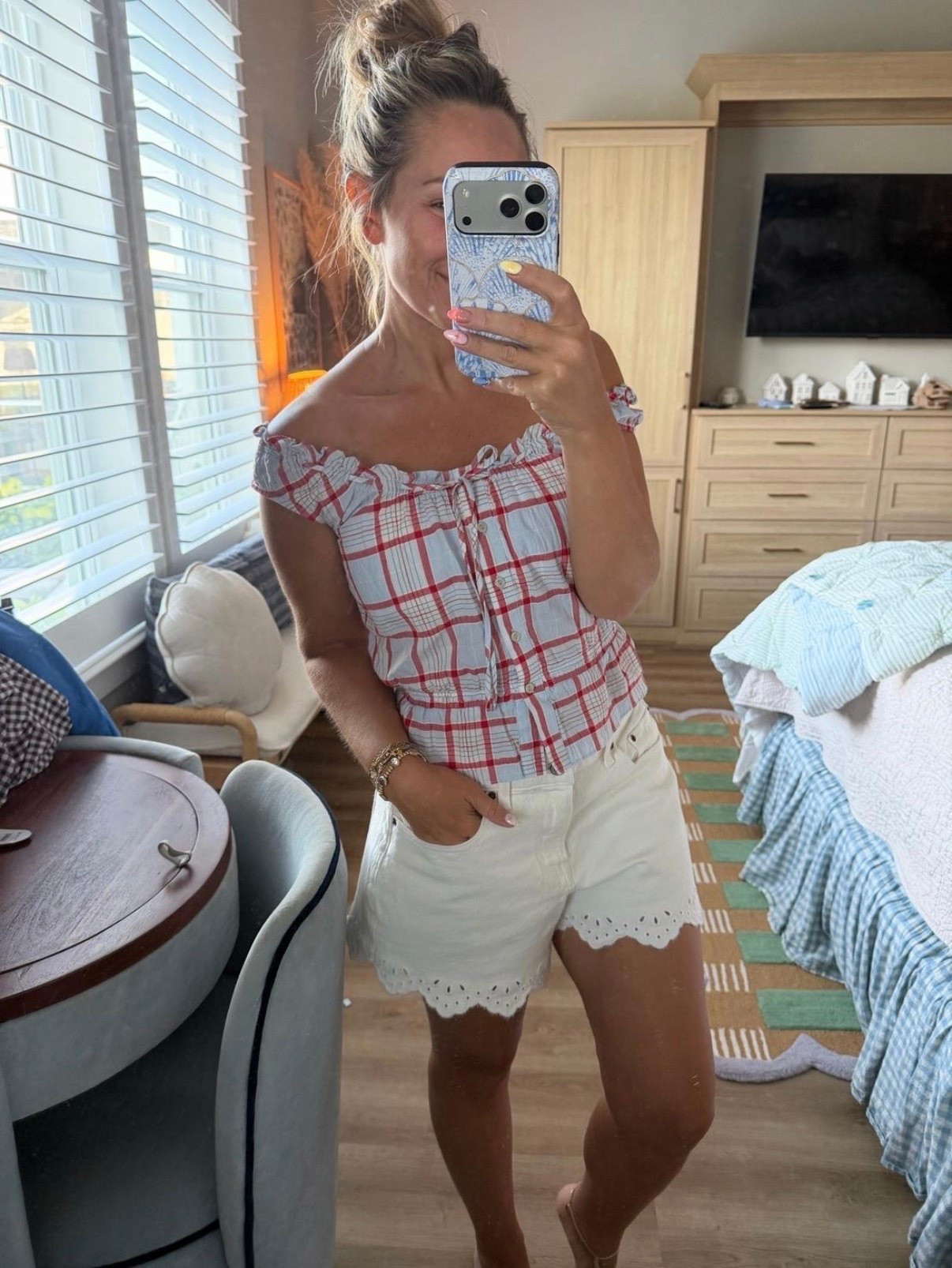 The sweetest summer outfit ❤️🤍 This plaid off-the-shoulder top paired with scalloped white shorts is giving classic Americana in the best way. Perfect for summer dinners, concerts, vacation, the boardwalk, or any sunny day when you want to feel cute without overthinking it.