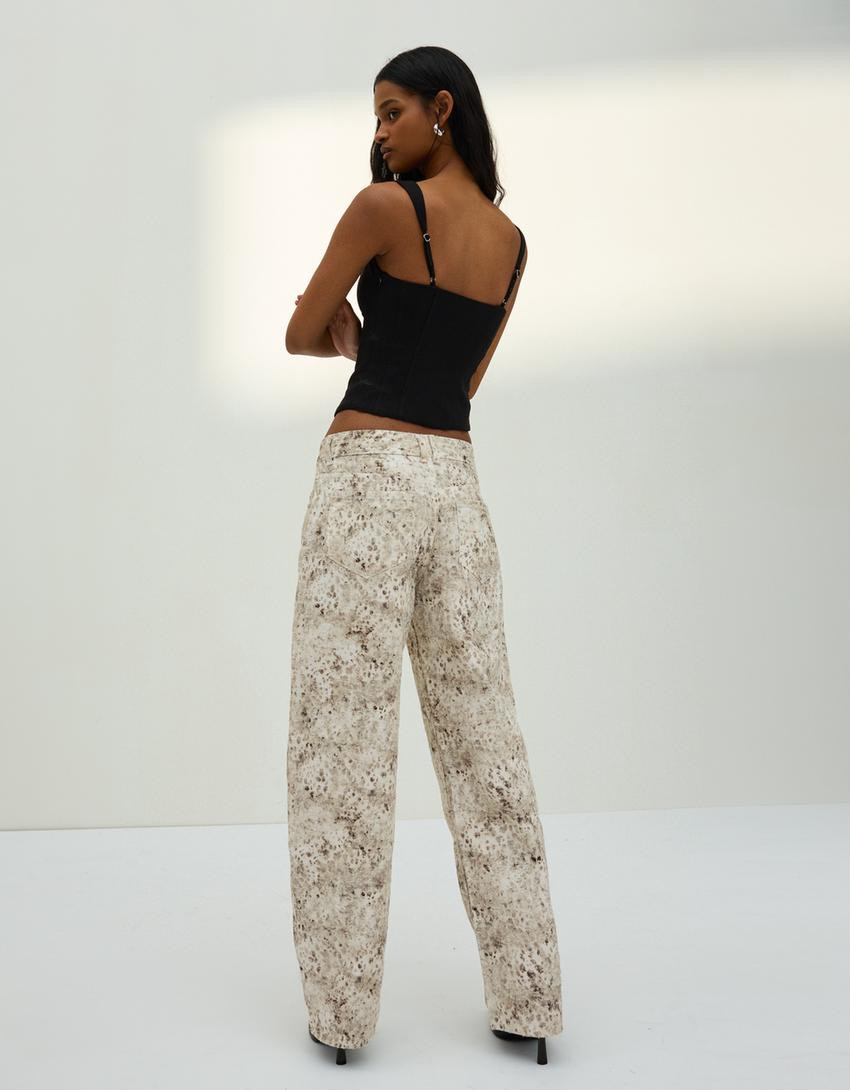 Low-rise baggy textured print jeans - Jeans - Women | Bershka GB