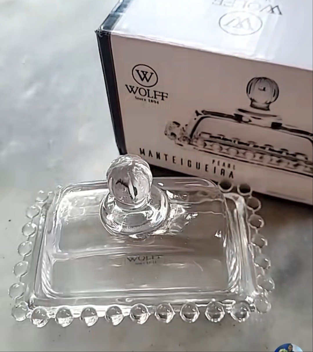 Um pequeno e delicado item, possui pequenas bolinhas ao redor de toda a forma e um lindo relevo no puxador da tampa. É ideal para decoração devido a sua baixa capacidade de armazenamento, mas não deixa de ser uma peça muito charmosa e sofisticada. 

#LTKhome #LTKfamily #LTKbrasil