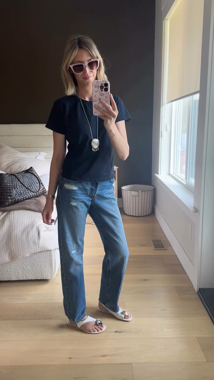 This is the kind of outfit I fall back on when I don’t want to think too hard.

It’s not complicated—it’s just pieces that work.

Honestly, having a few go-to formulas like this makes getting dressed so much easier.

Save this for those “nothing looks good” days.

#effortlessstyle
#everydayoutfits
#momstyle
#outfitformulas
#casualchic