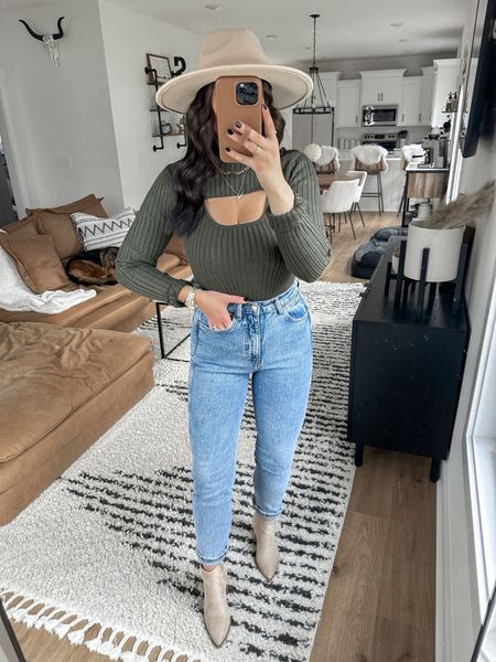 Sweater — small
Jeans — 2

Christmas outfits | holiday outfits | holiday photo shoot outfits | fall outfits | sweater shrug | mom jeans | suede booties | brunch outfit fall 




#LTKfindsunder100 #LTKfindsunder50 #LTKstyletip