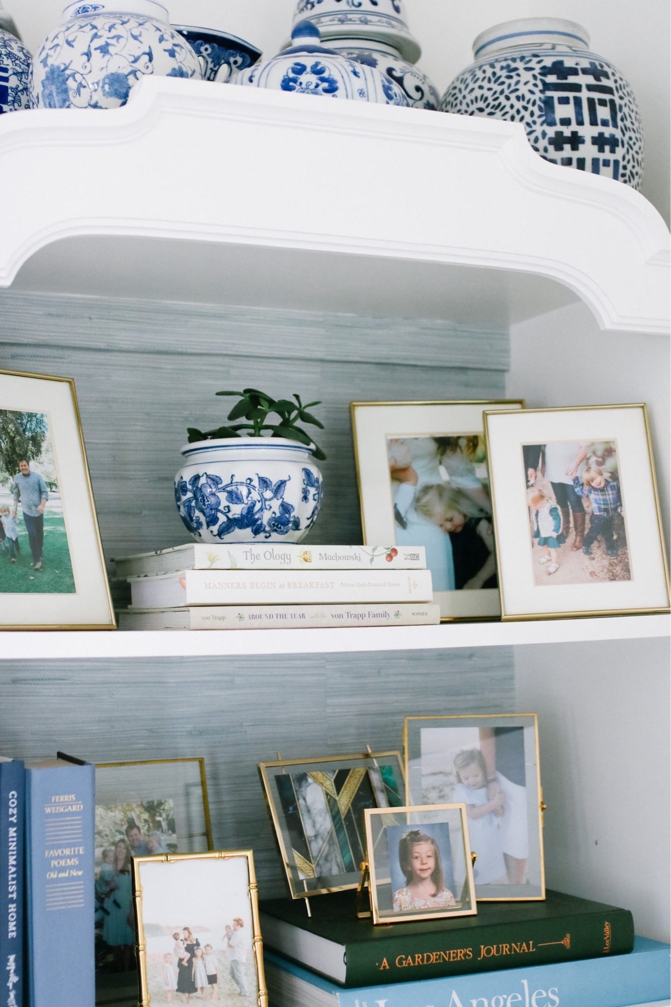 Blue grass cloth, gold picture frames, and chinoiserie 

#LTKhome