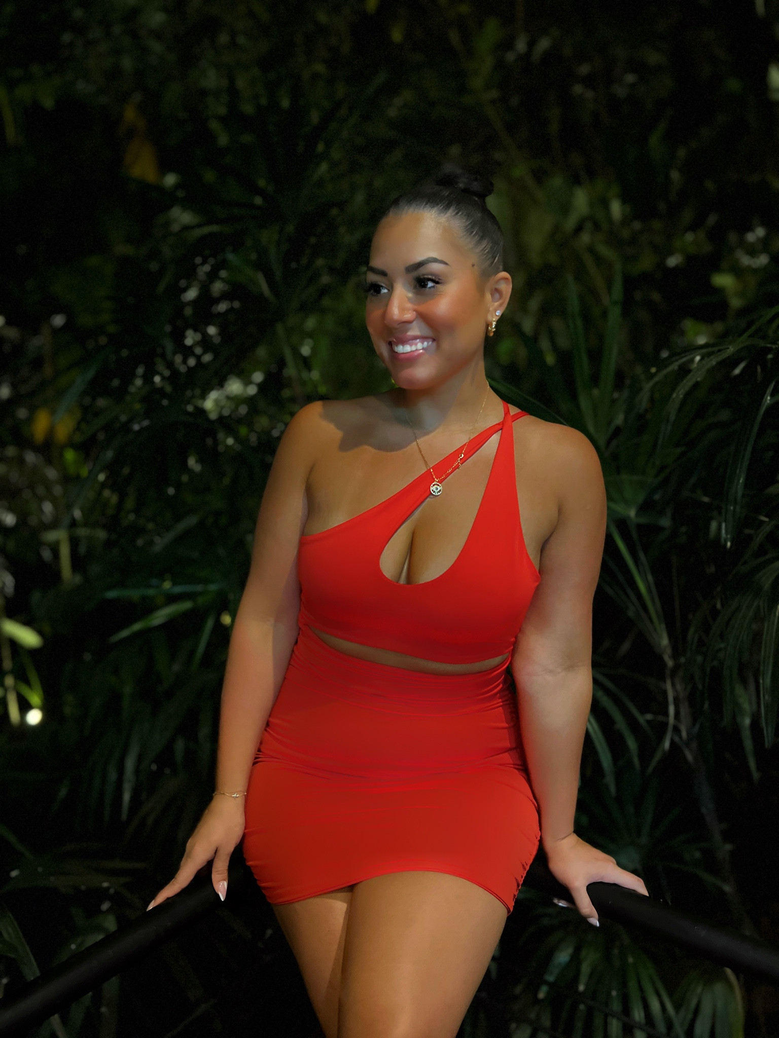 Hot red dress!!

If you have been blessed with a bigger chest beware they may be making an extra appearance haha. I’m a 36/38 C in a bra to give you an idea. 