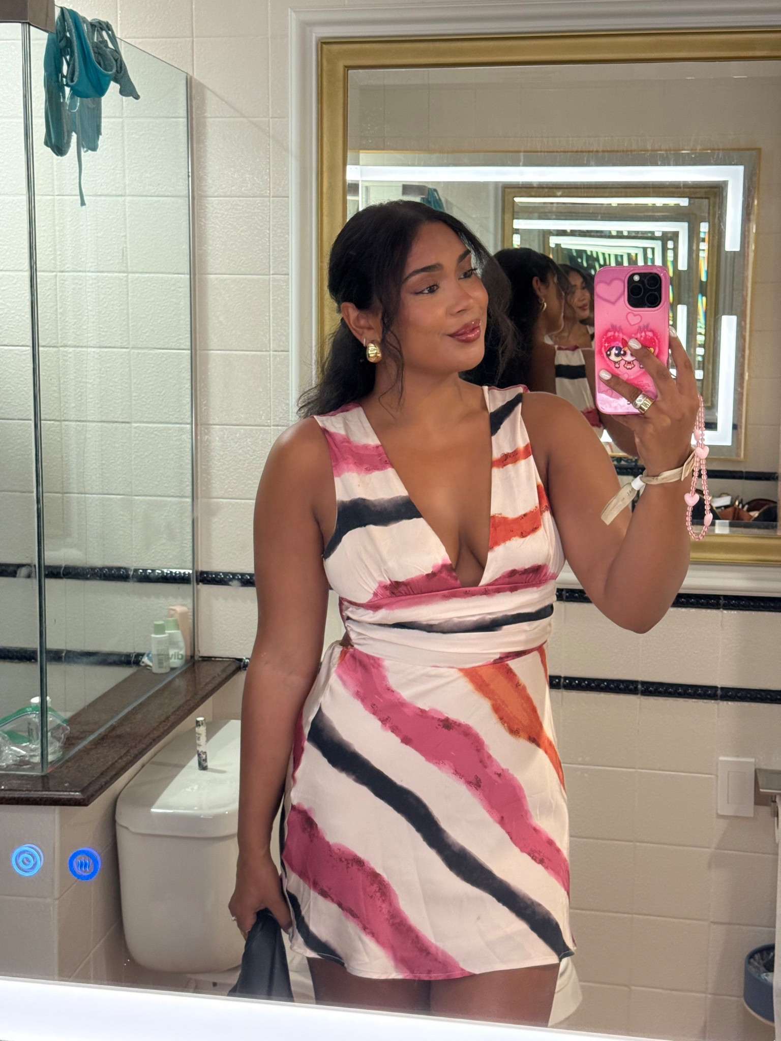 Grey Bandit dress, comfy/ flattering fit🖤

Wearing a L (stretchy in the back & has no zipper)