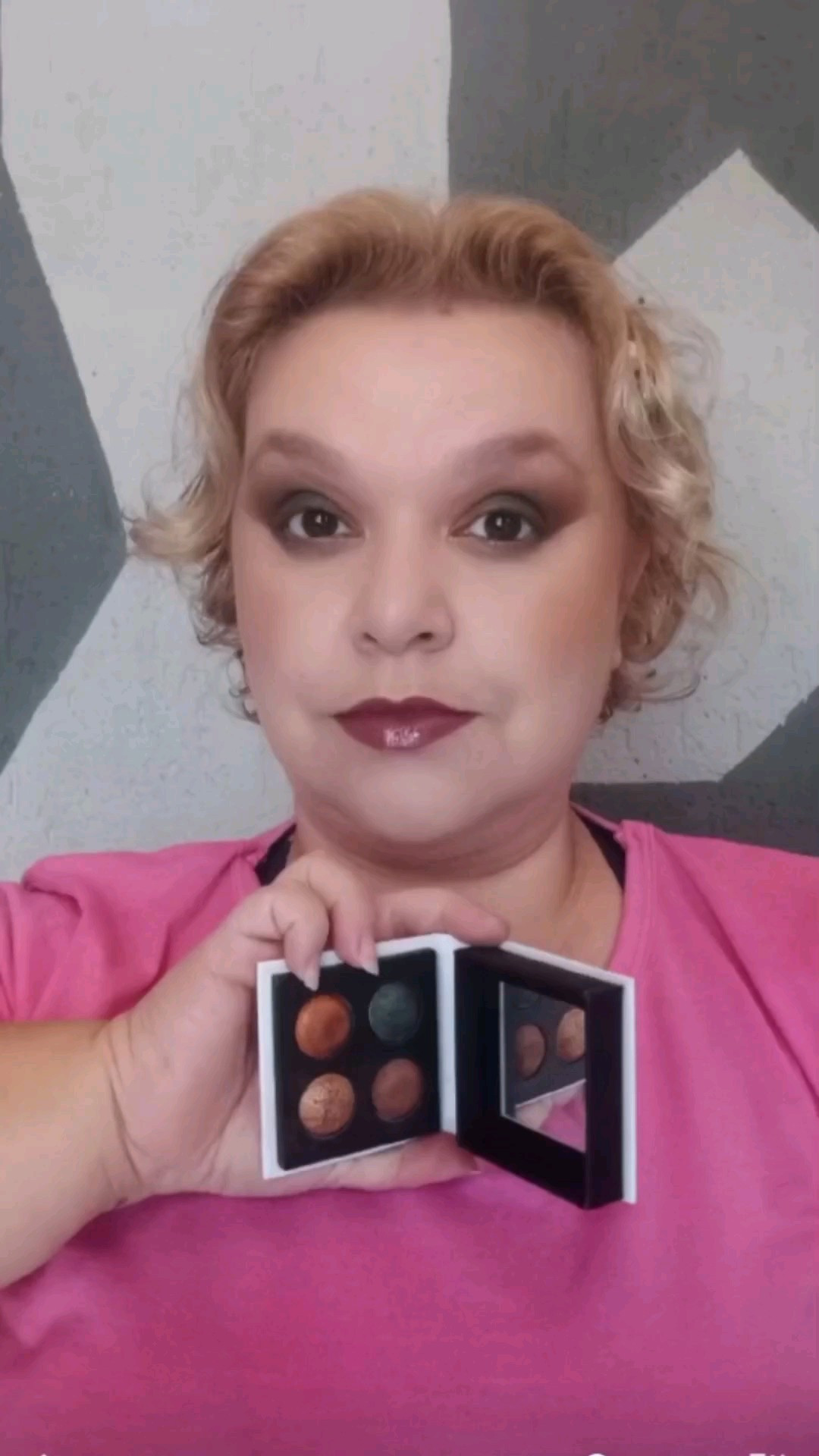 Vamos fazer um olhão esfumado? E dessa vez o segredo está em esfumar, esfume bastante até conseguir um degrade na pálpebra fixa.Usei a paleta Royal Box da Contém 1g.#Maquiagem #OlhoEsfumado #OlhoMarrom #TutorialDeMaquiagem 

#LTKbrasil #LTKbeleza