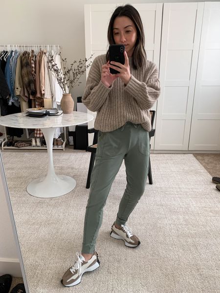 Daily #ootd. Jenni Kayne cocoon fisherman crewneck. Sweater is an old color but linked similar. 

Sweater - Jenni Kayne xxs
Joggere - Anthropologie petite xxs (old)
Sneakers - New Balance 327 36