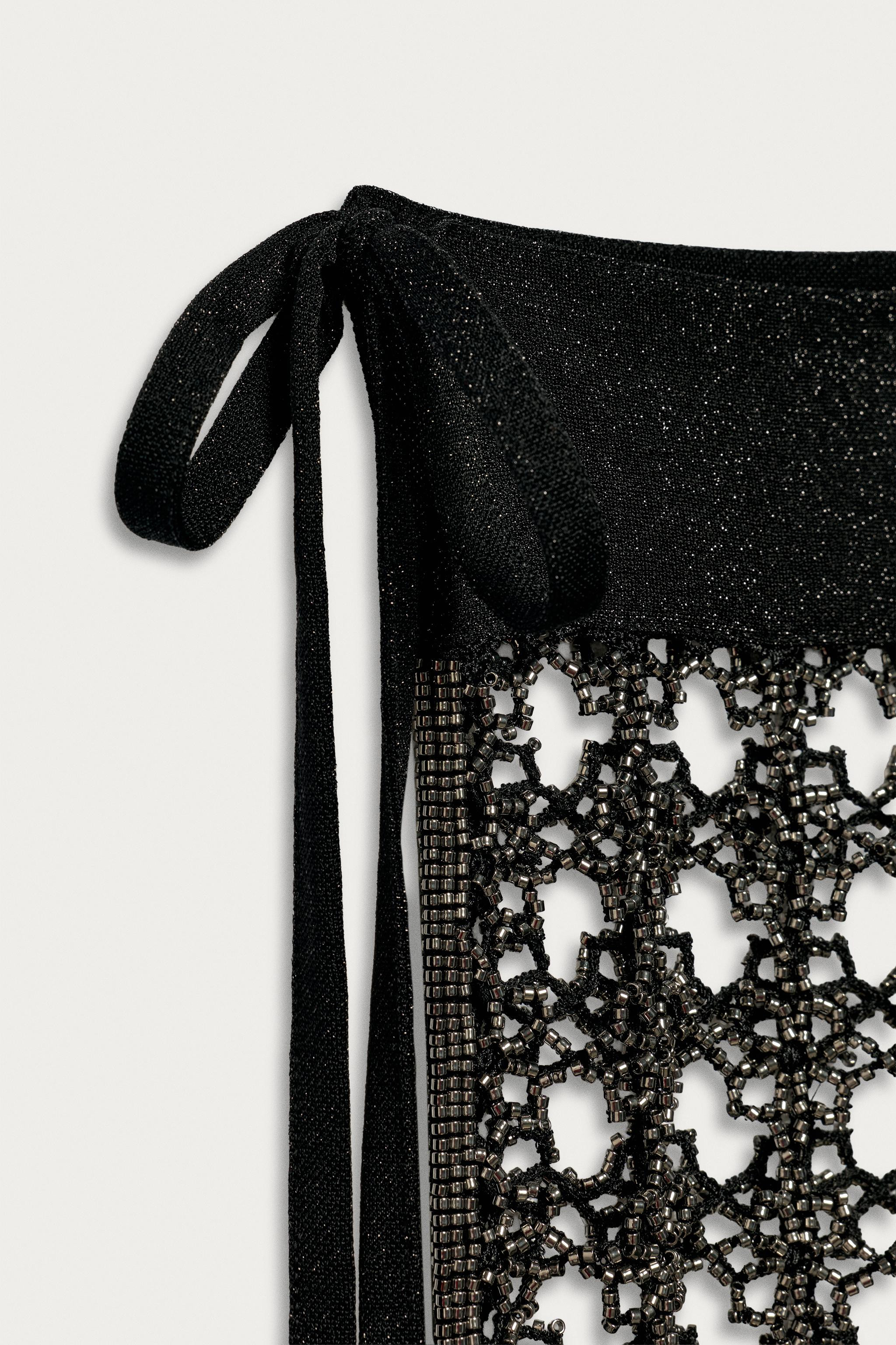 Leicht transparenter Pareo mit niedrigem Bund. Detail: Stoff mit Lochmuster und farblich abgesetz... | Zara DE